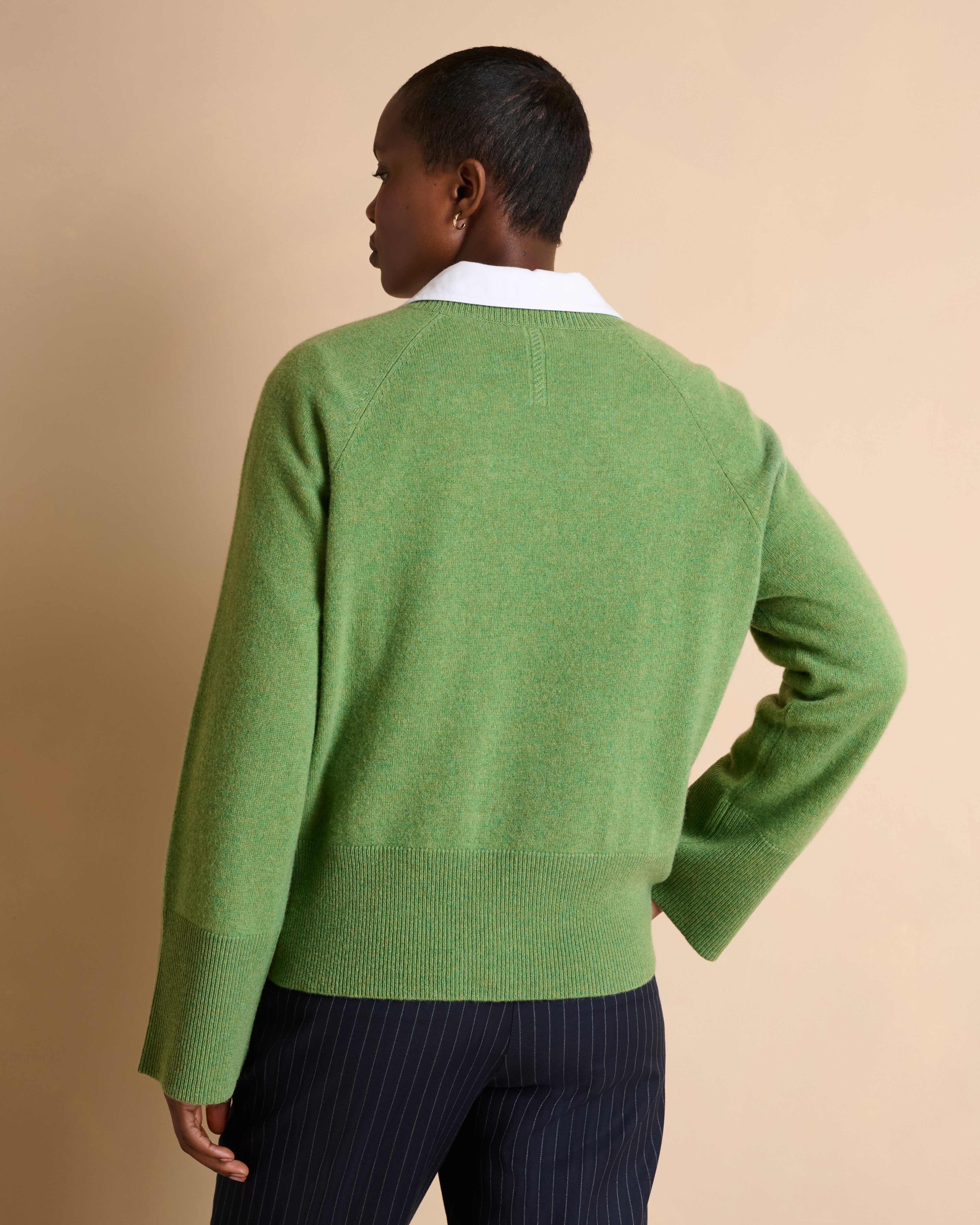 Pull vert coupe droite encolure V manches larges en cachemire