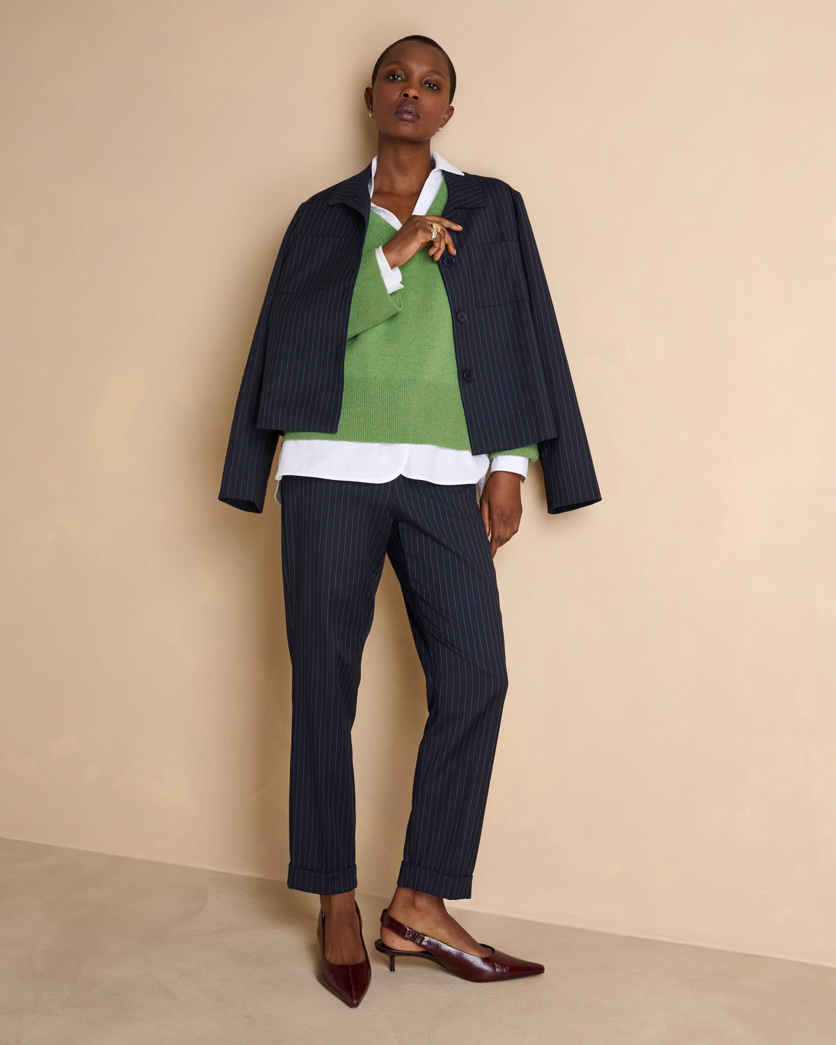 Pull vert coupe droite encolure V manches larges en cachemire