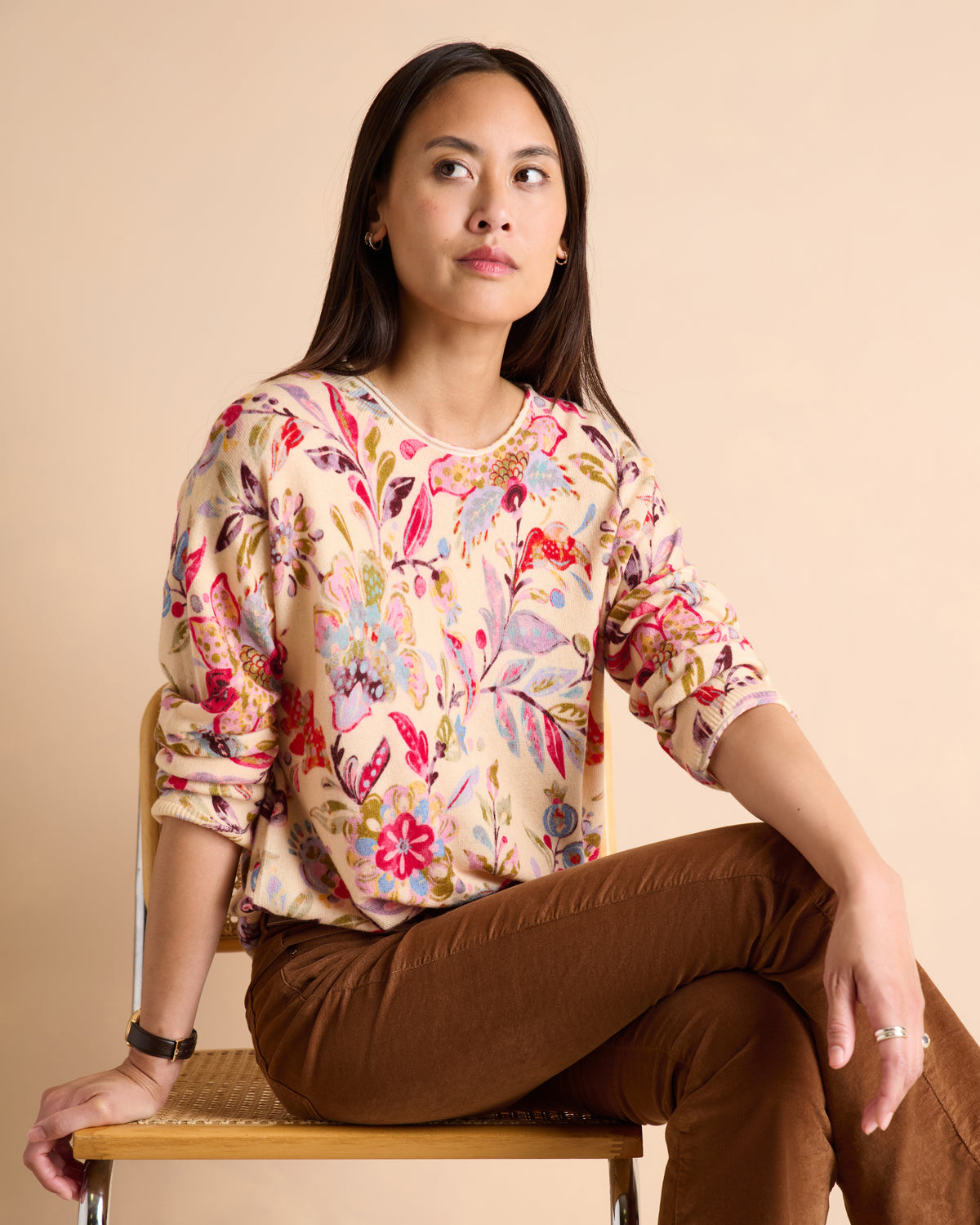 Pull beige imprimé fleurs colorées encolure ronde en laine et cachemire