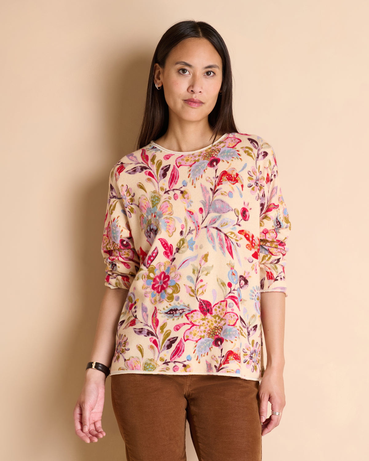 Pull beige imprimé fleurs colorées encolure ronde en laine et cachemire