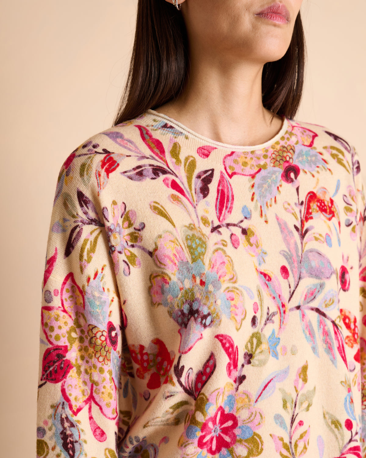Pull beige imprimé fleurs colorées encolure ronde en laine et cachemire
