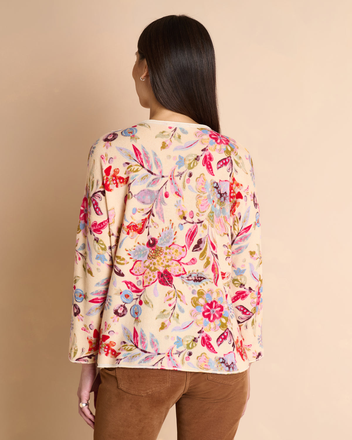 Pull beige imprimé fleurs colorées encolure ronde en laine et cachemire