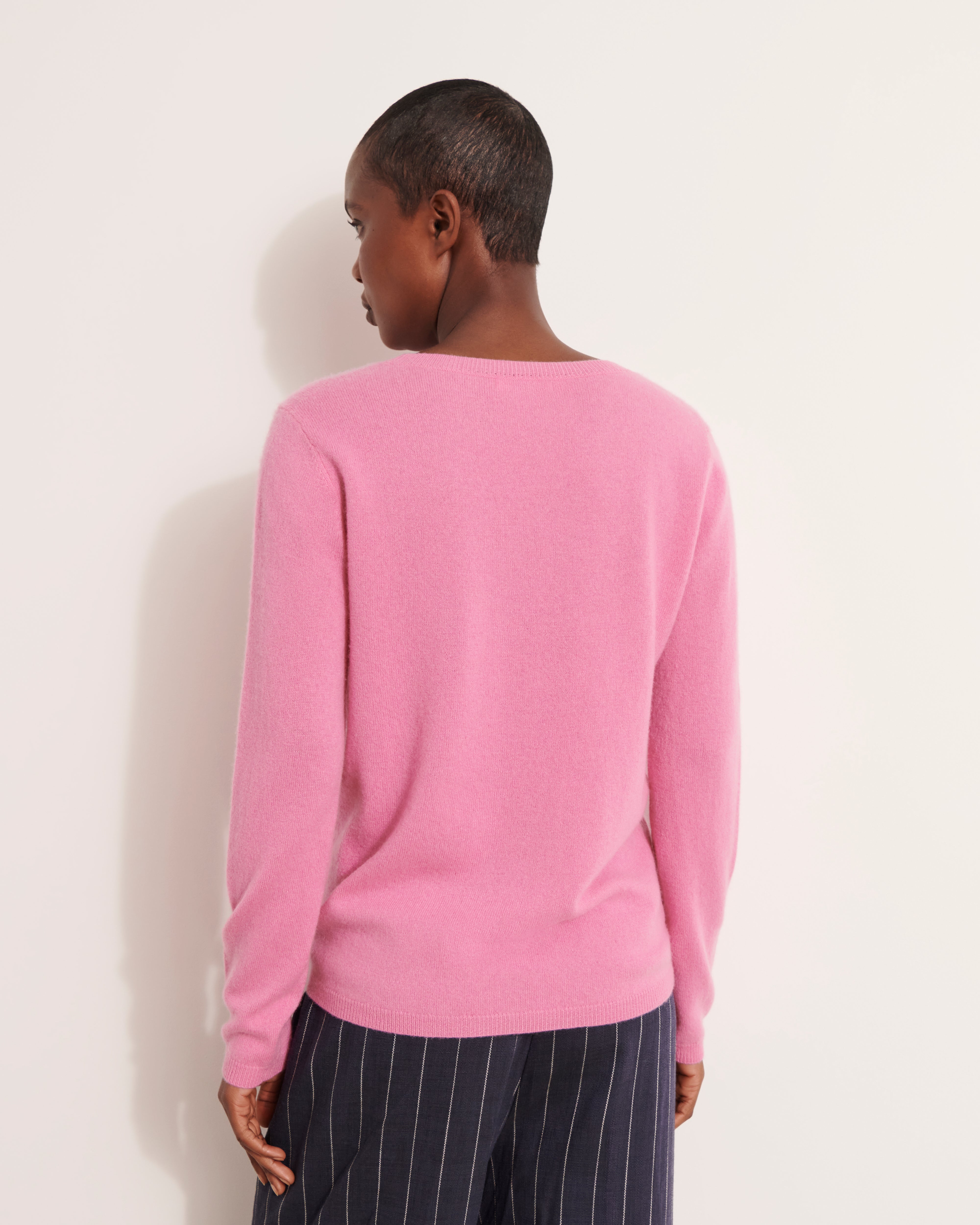 pull col rond rose en cachemire détail torsade