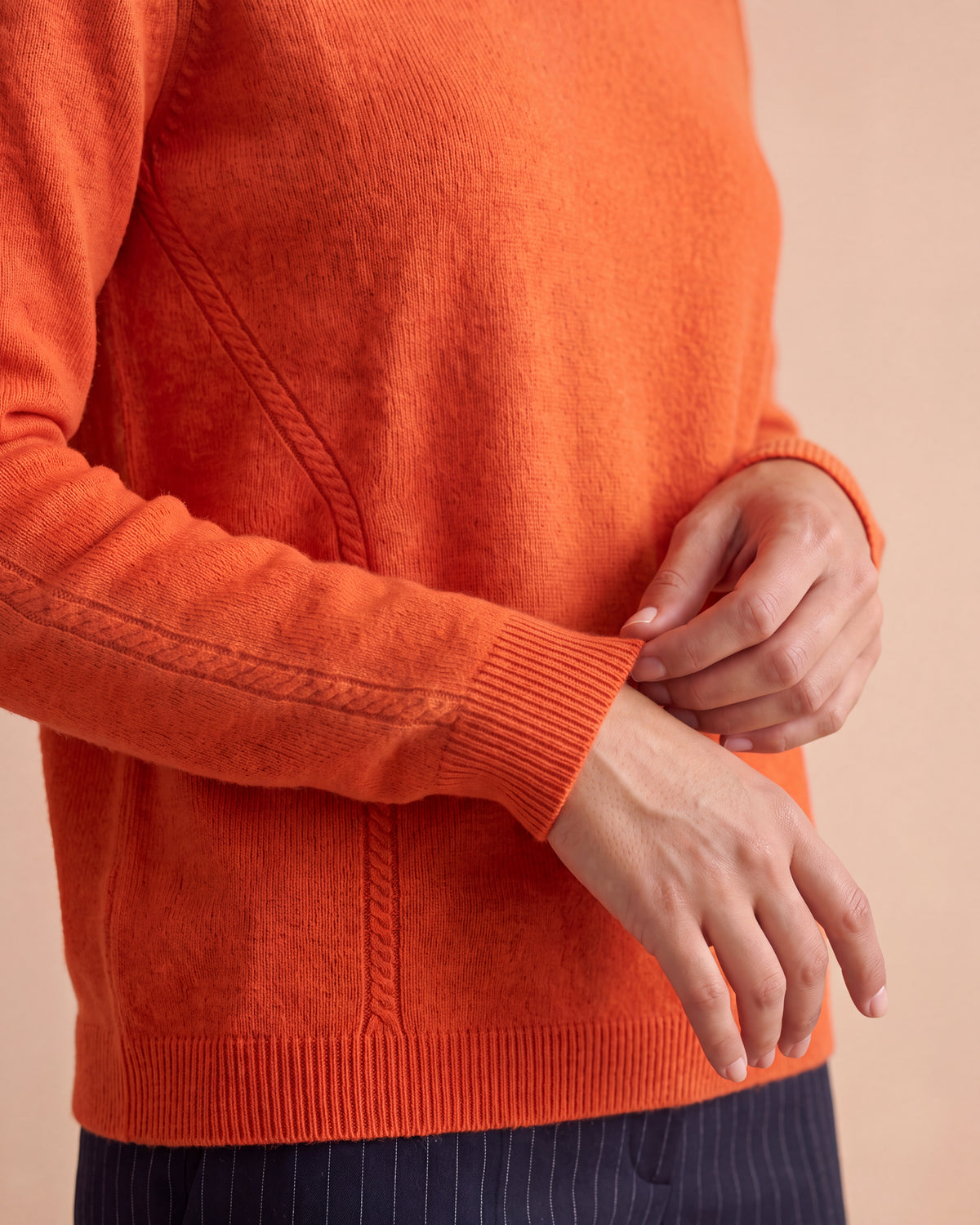 Pull orange coupe droite encolure ronde manches longues en cachemire
