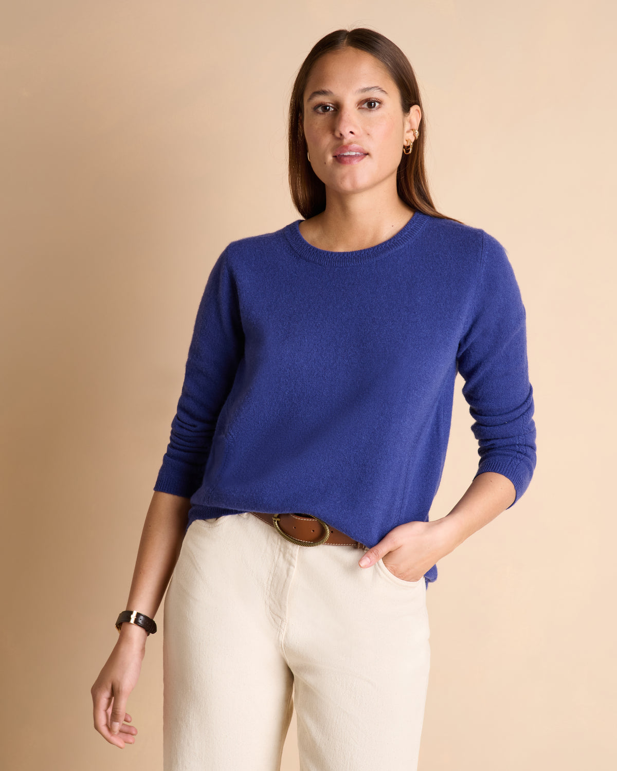 Pull bleu coupe droite encolure ronde manches longues en cachemire