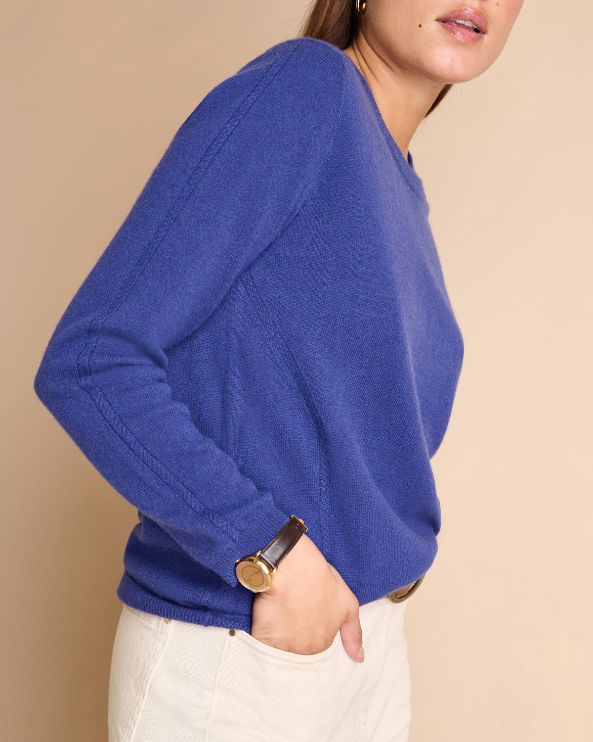 Pull bleu coupe droite encolure ronde manches longues en cachemire