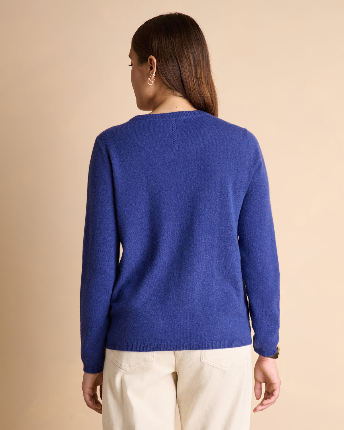 Pull bleu coupe droite encolure ronde manches longues en cachemire