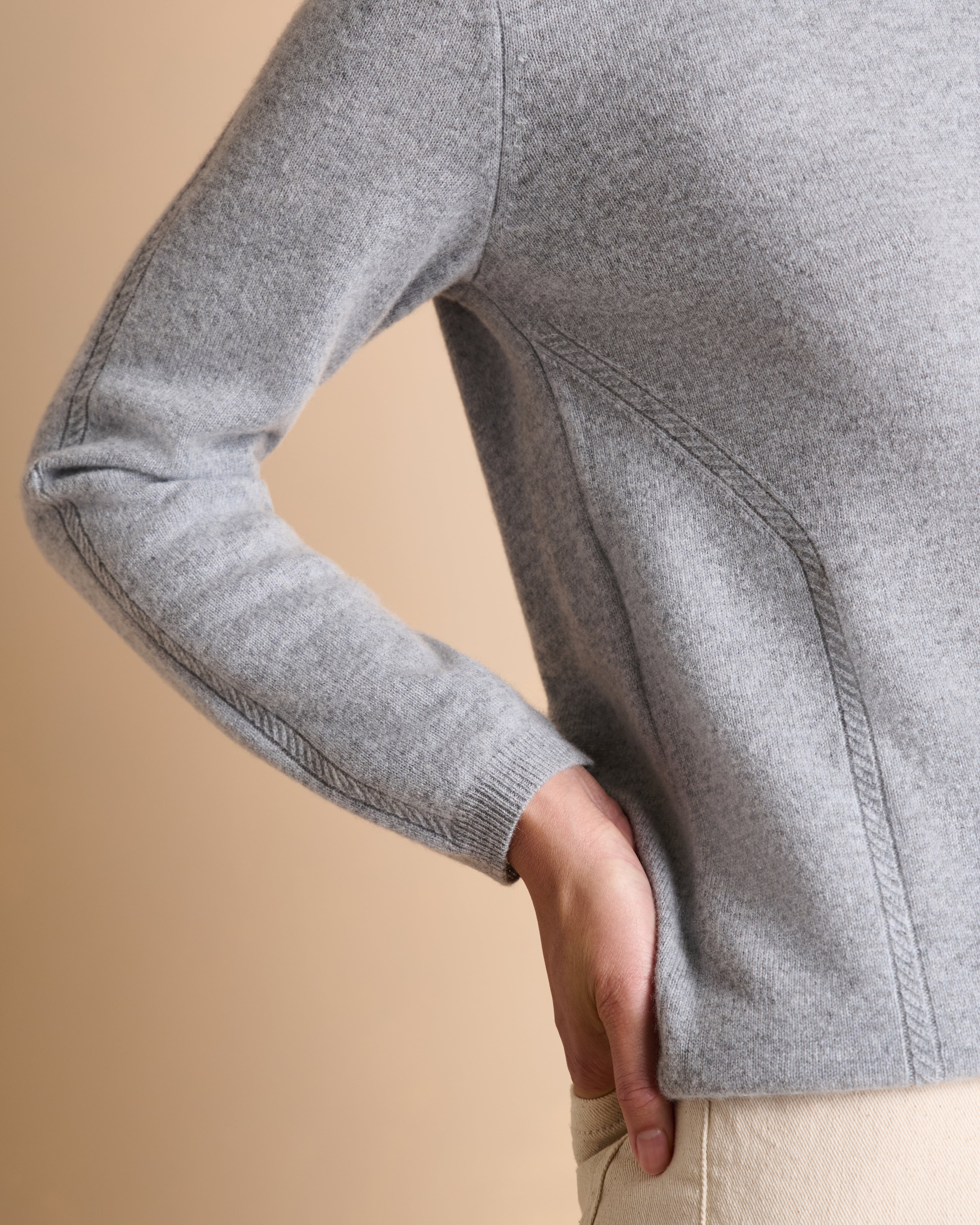 Pull gris coupe droite encolure ronde manches longues en cachemire