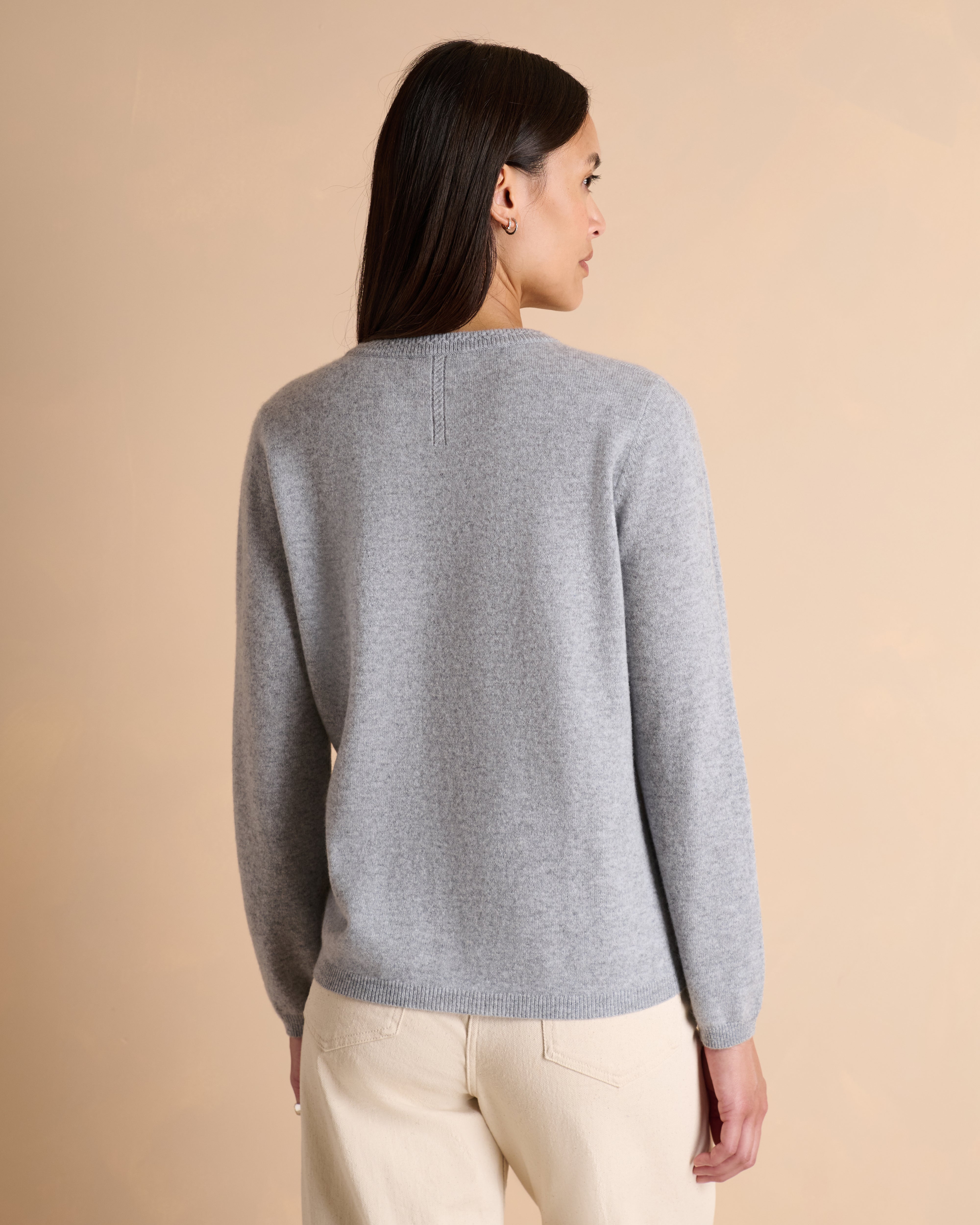 Pull gris coupe droite encolure ronde manches longues en cachemire
