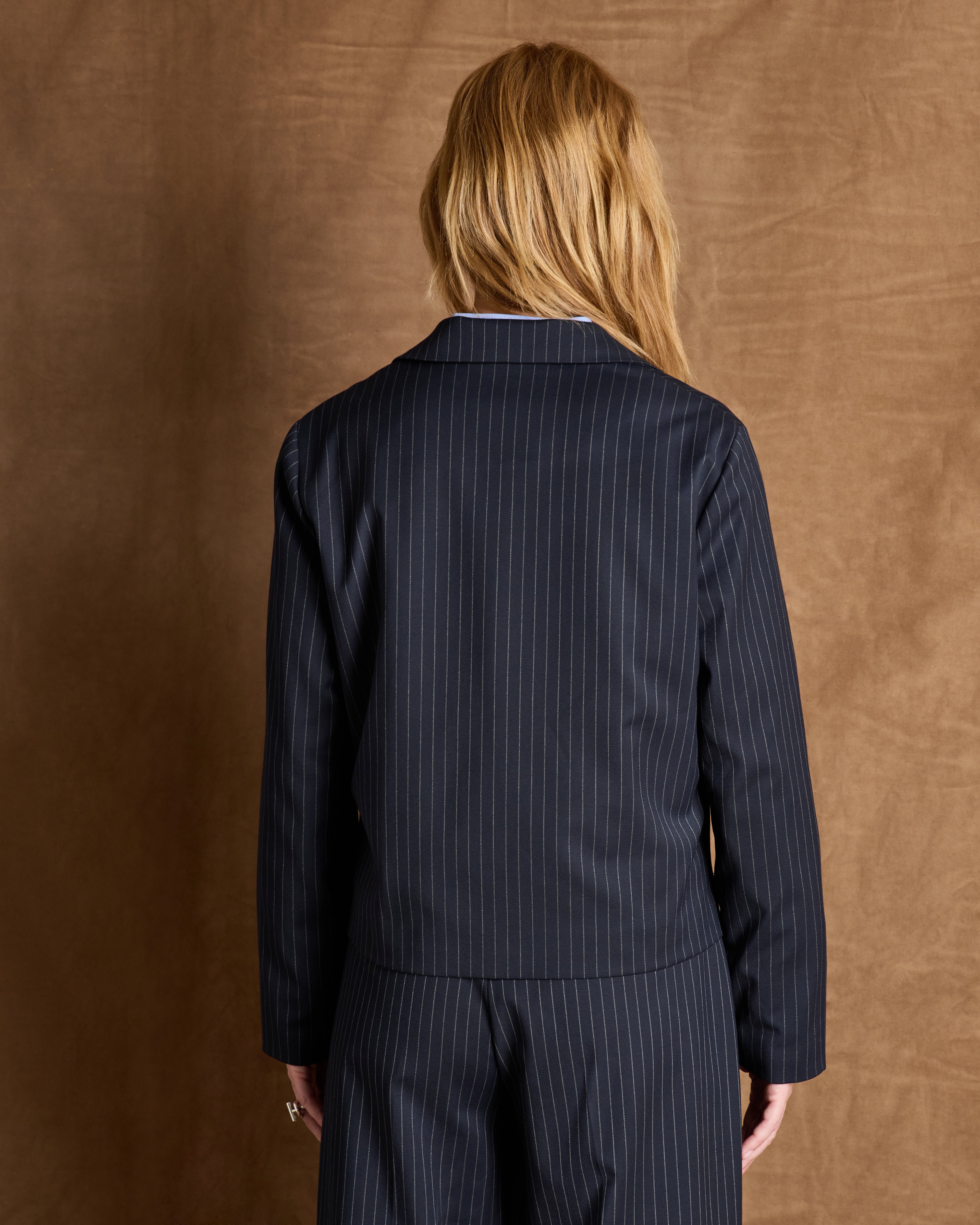 Veste bleue courte à rayures boutonnée en tissu stretch