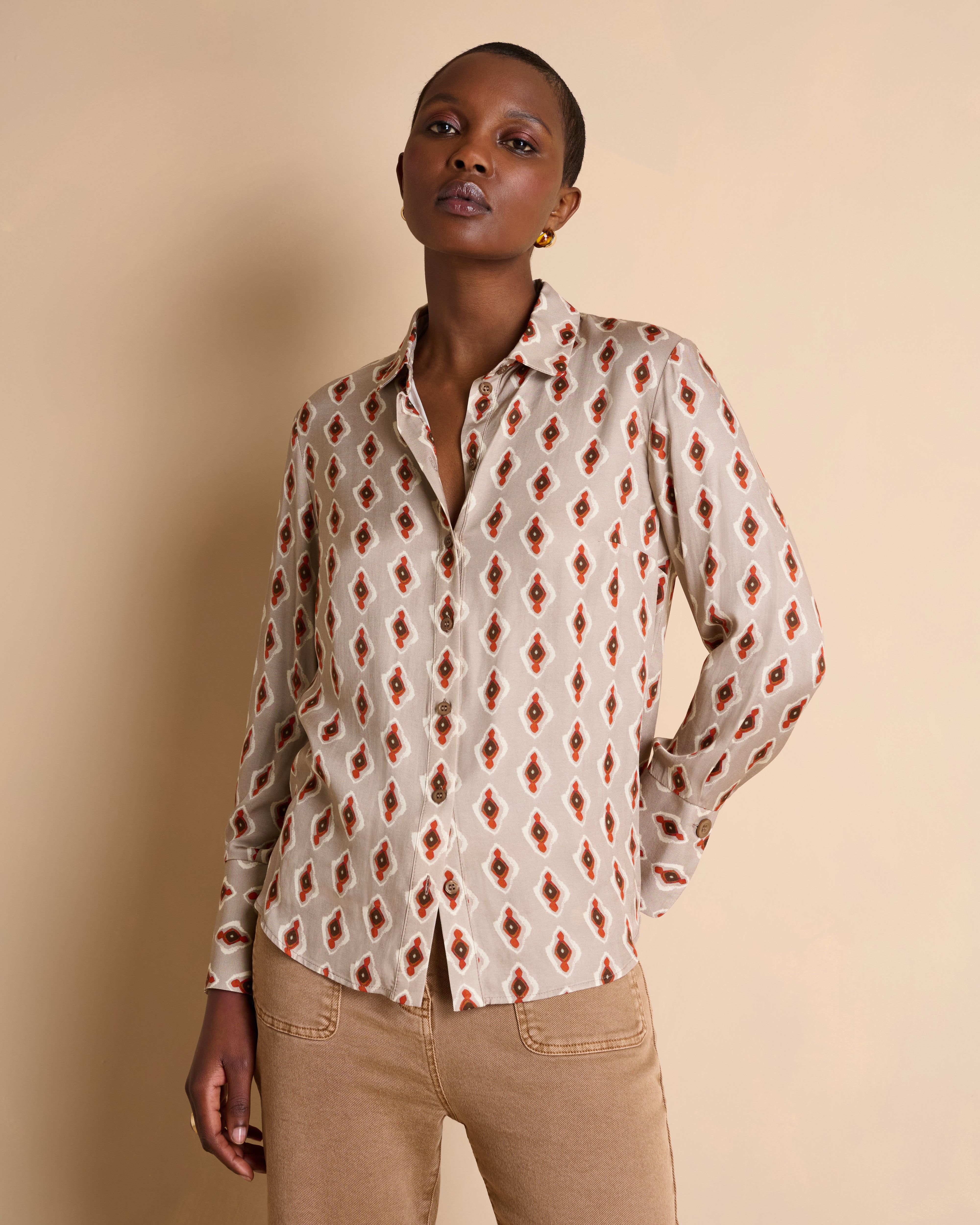 Chemise beige imprimée manches longues