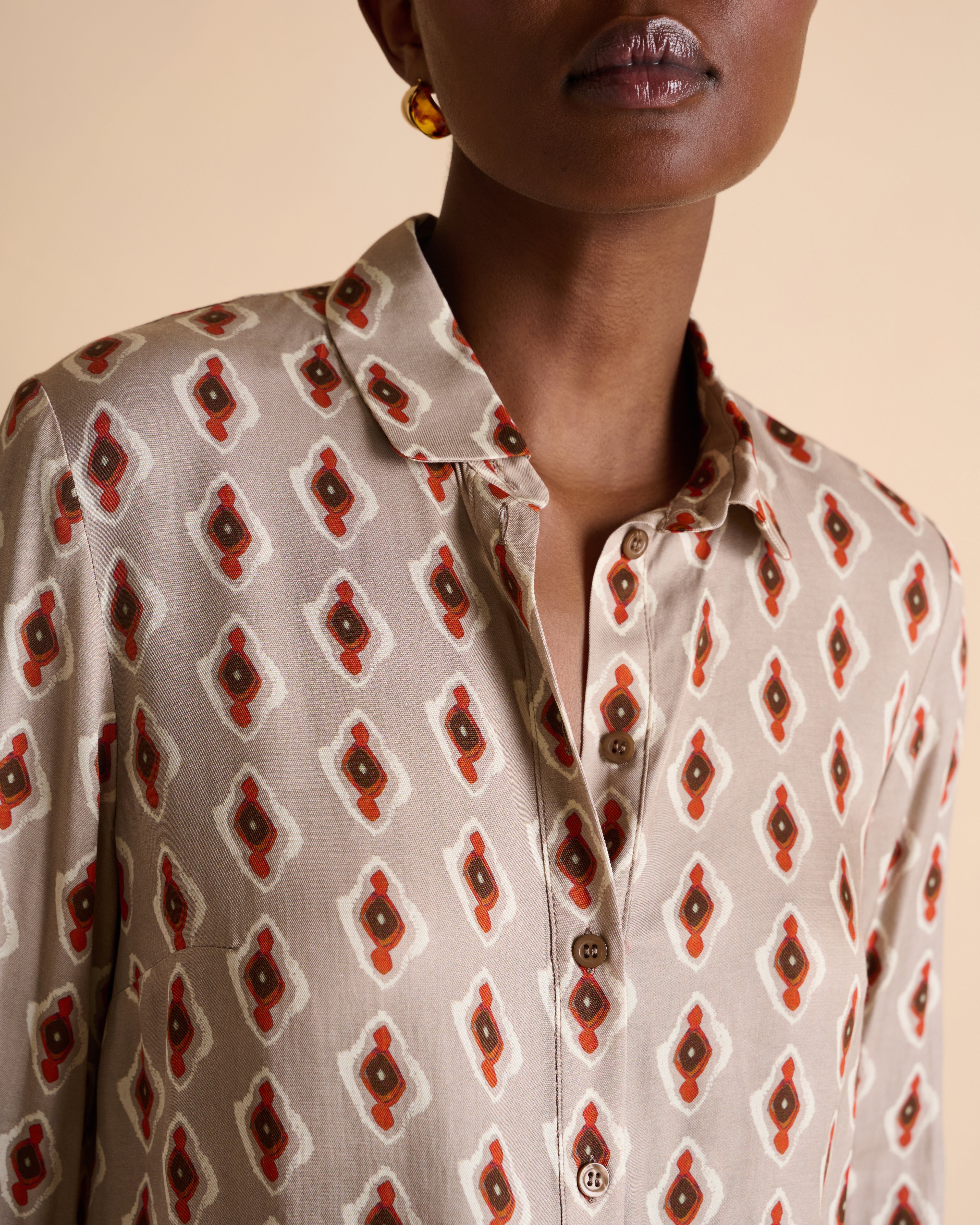 Chemise beige imprimée manches longues
