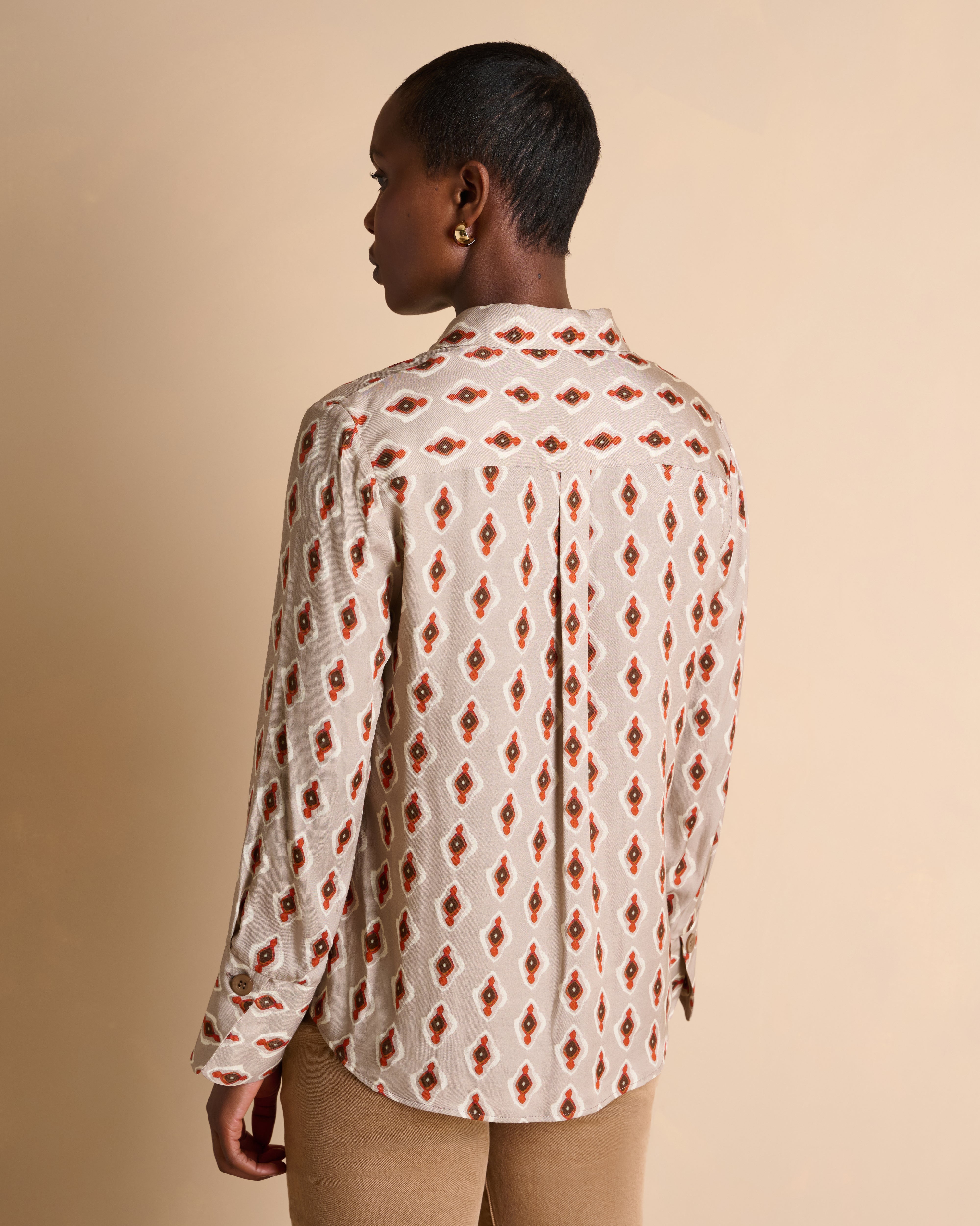 Chemise beige imprimée manches longues