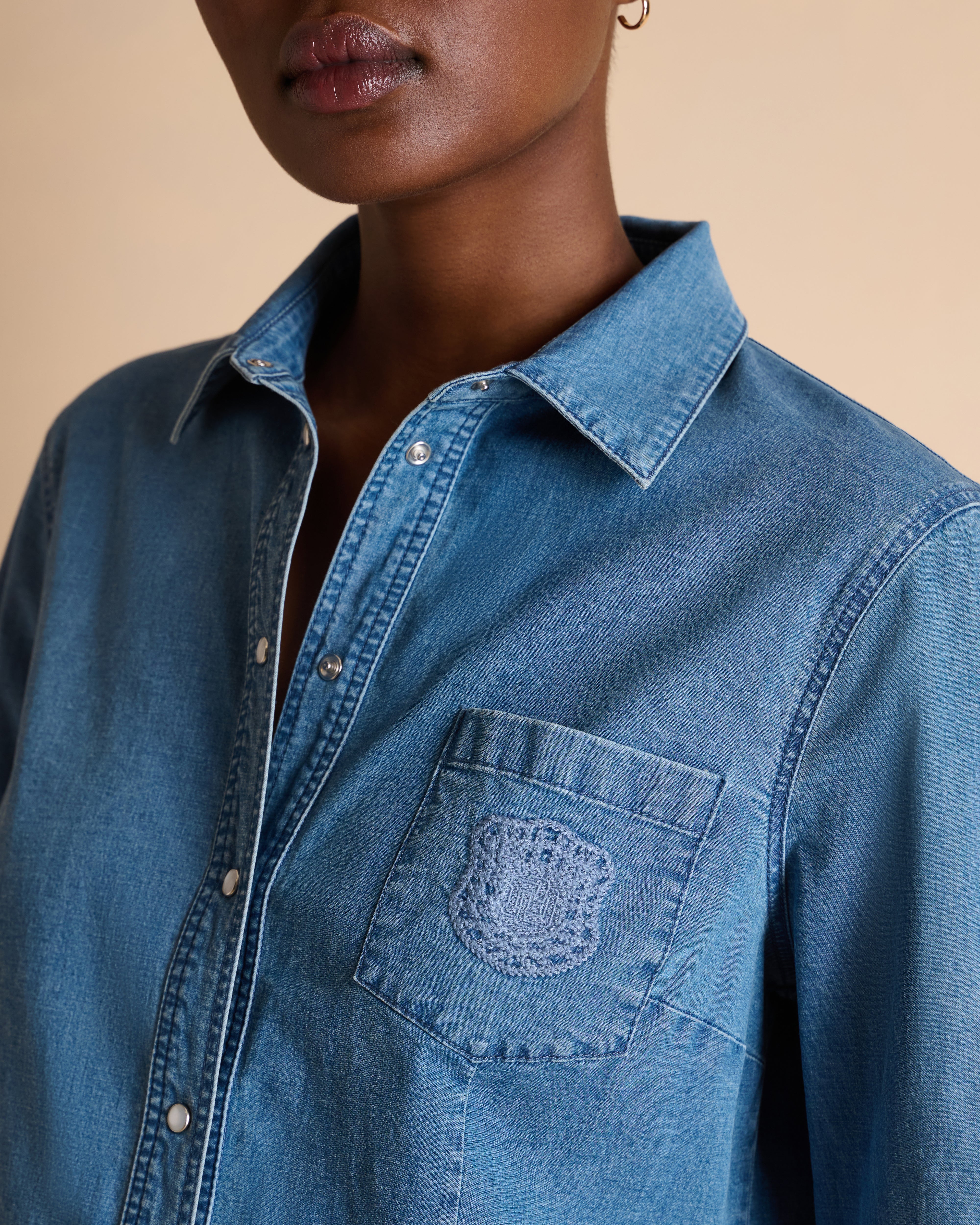 Chemise bleue en jean manches longues en coton stretch