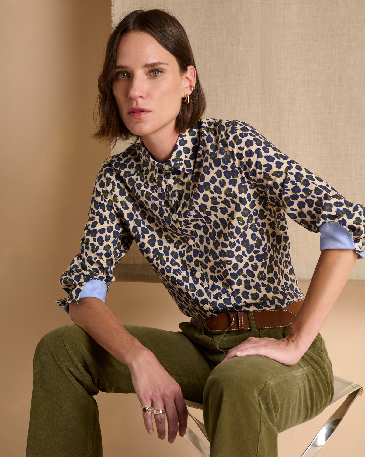 Chemise bleu marine imprimée léopard coupe droite en coton oxford