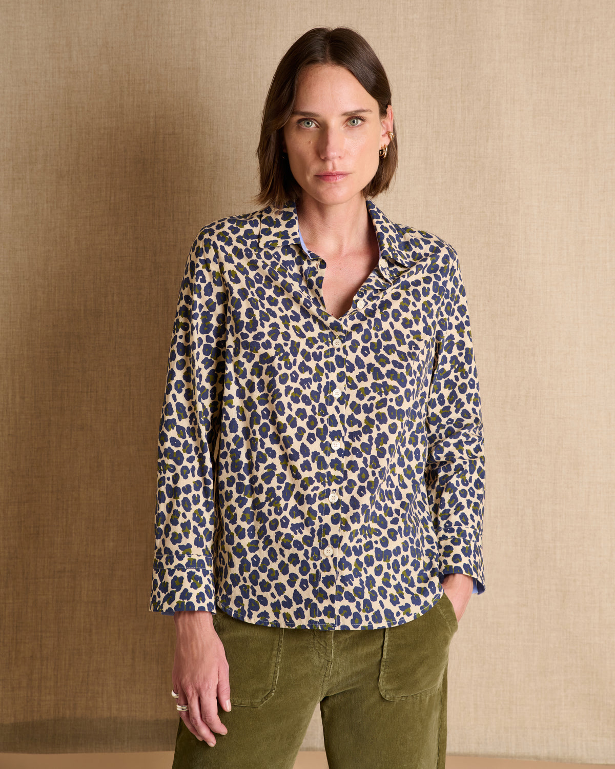 Chemise bleu marine imprimée léopard coupe droite en coton oxford