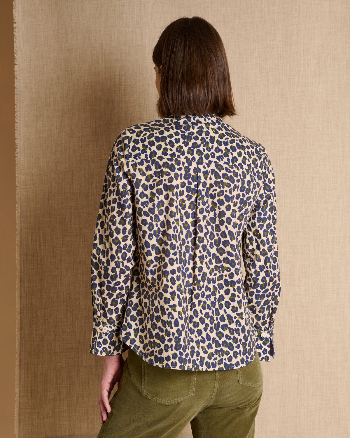 Chemise bleu marine imprimée léopard coupe droite en coton oxford