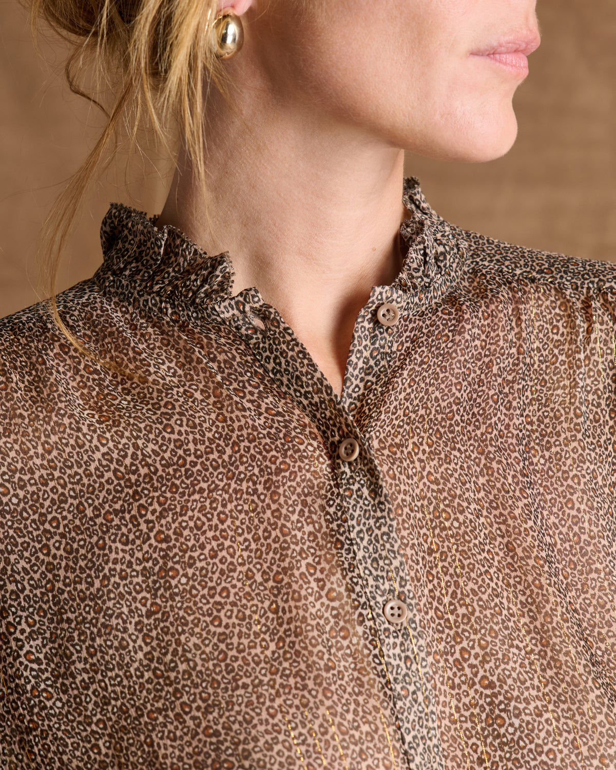 Chemise marron imprimé léopard en voile de viscose