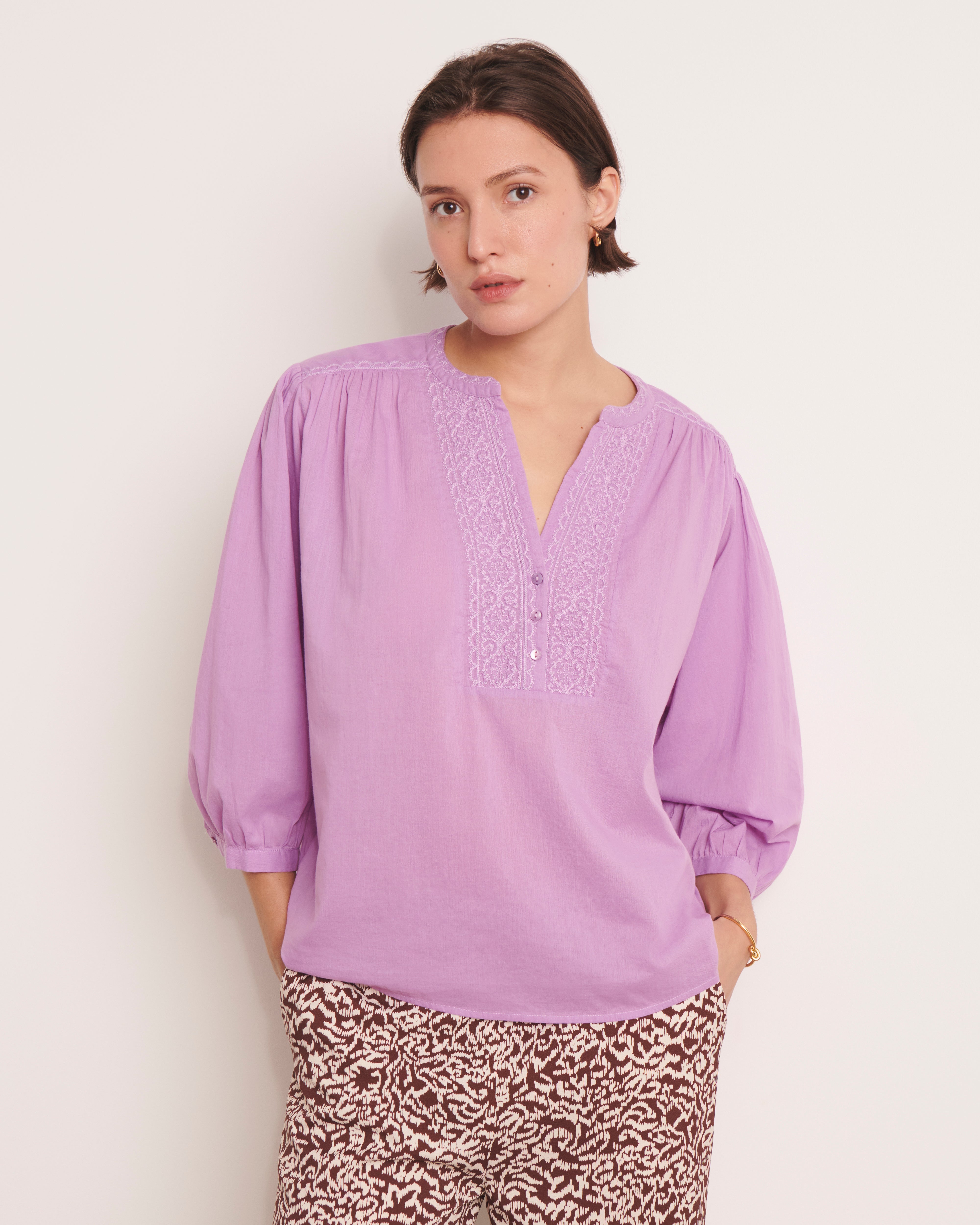 blouse brodée en voile de coton violet parme