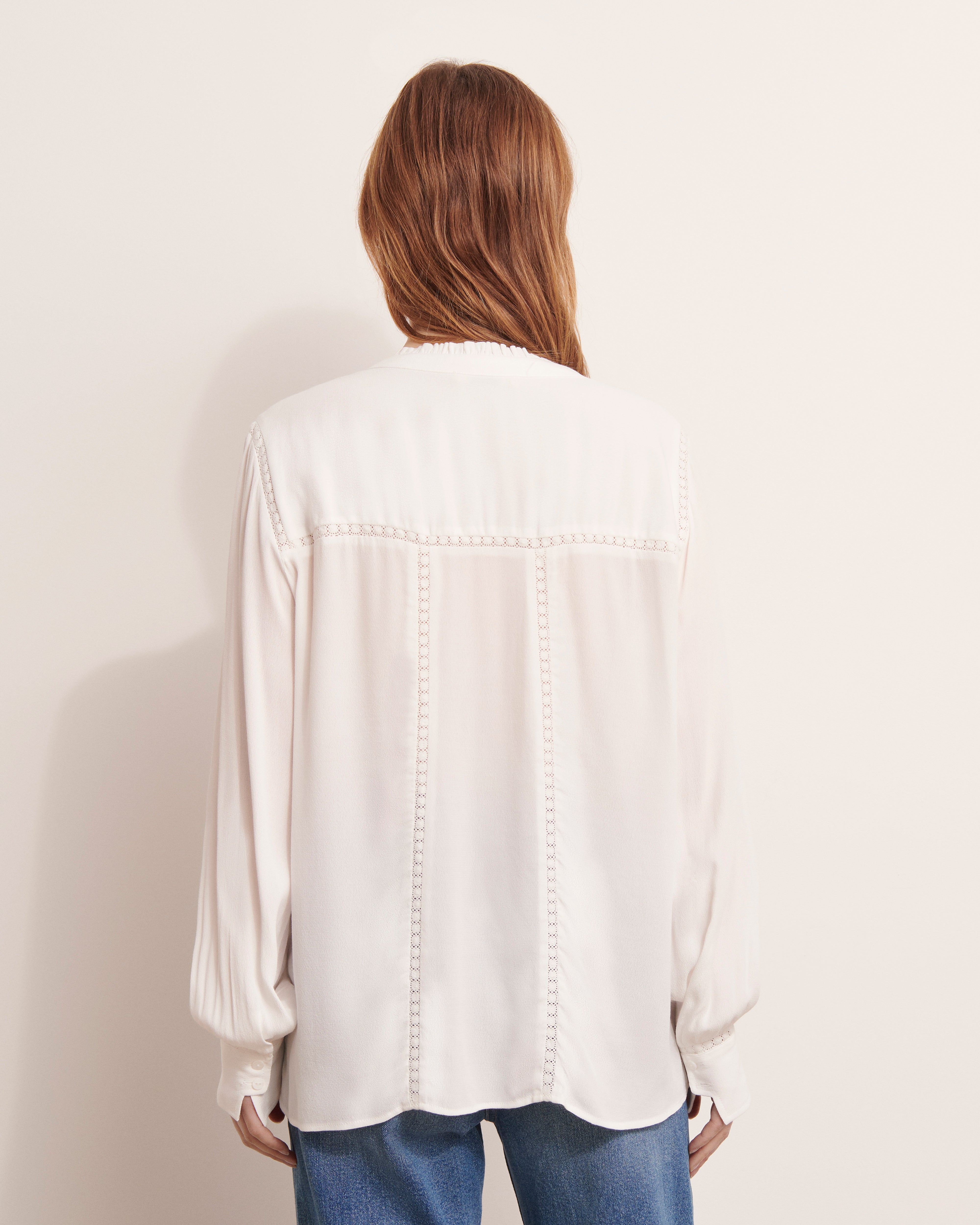 chemise fluide en crêpe de viscose blanche détails dentelles