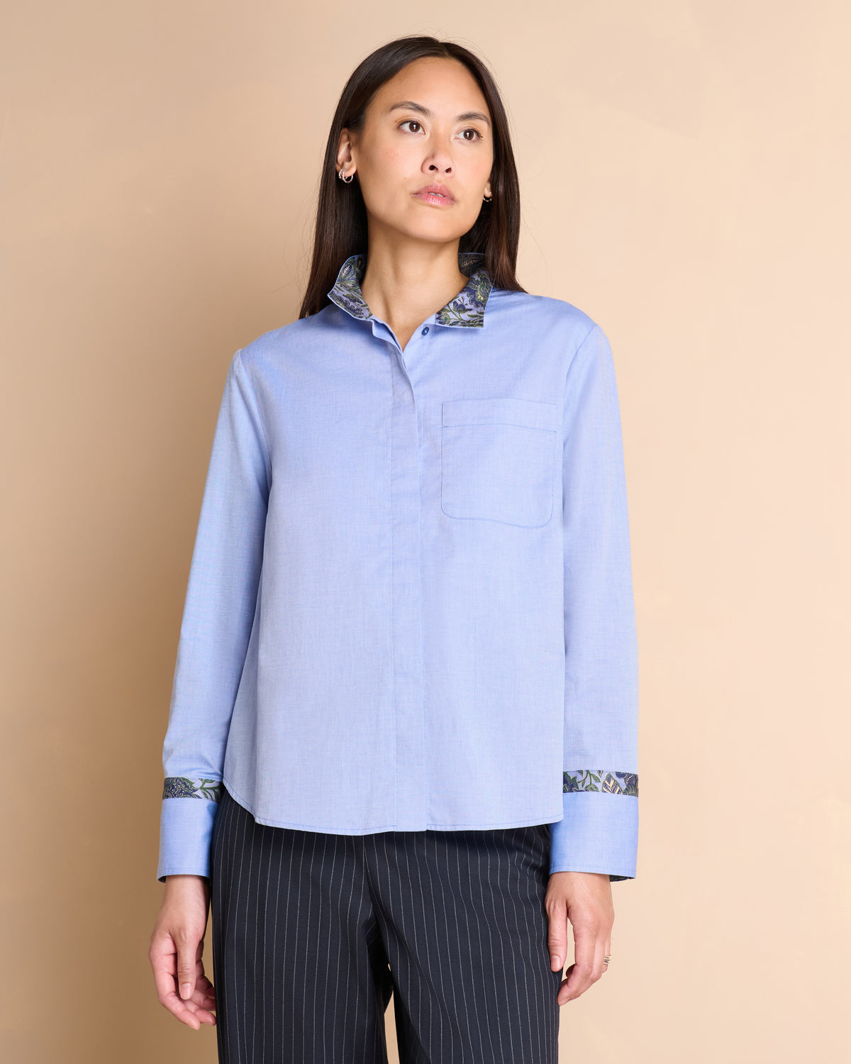 Chemise bleue col officier dos imprimé en coton et twill de viscose