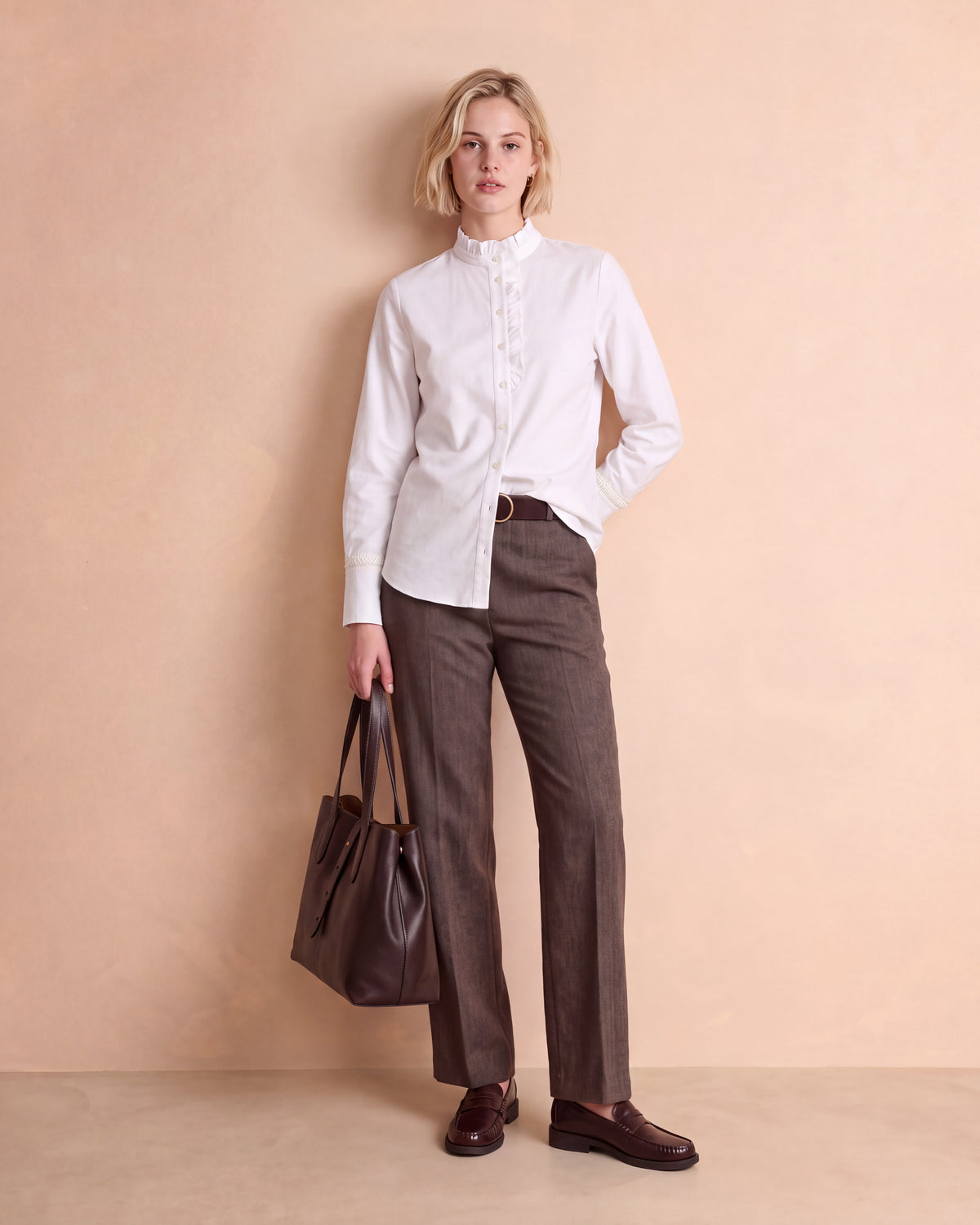 Blusa blanca recta con volante en el escote, manga larga COMETE/14227/001