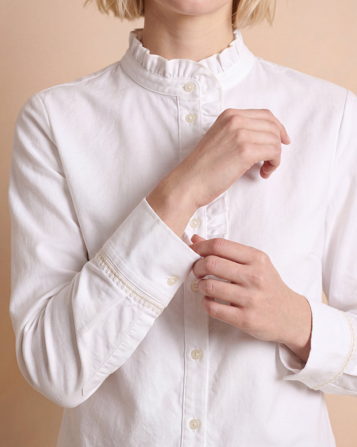 Blusa blanca recta con volante en el escote, manga larga COMETE/14227/001