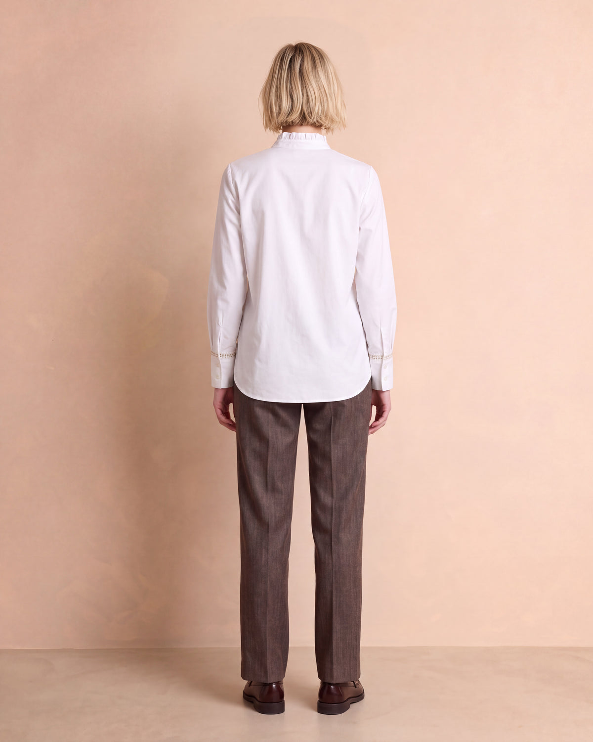 Blusa blanca recta con volante en el escote, manga larga COMETE/14227/001
