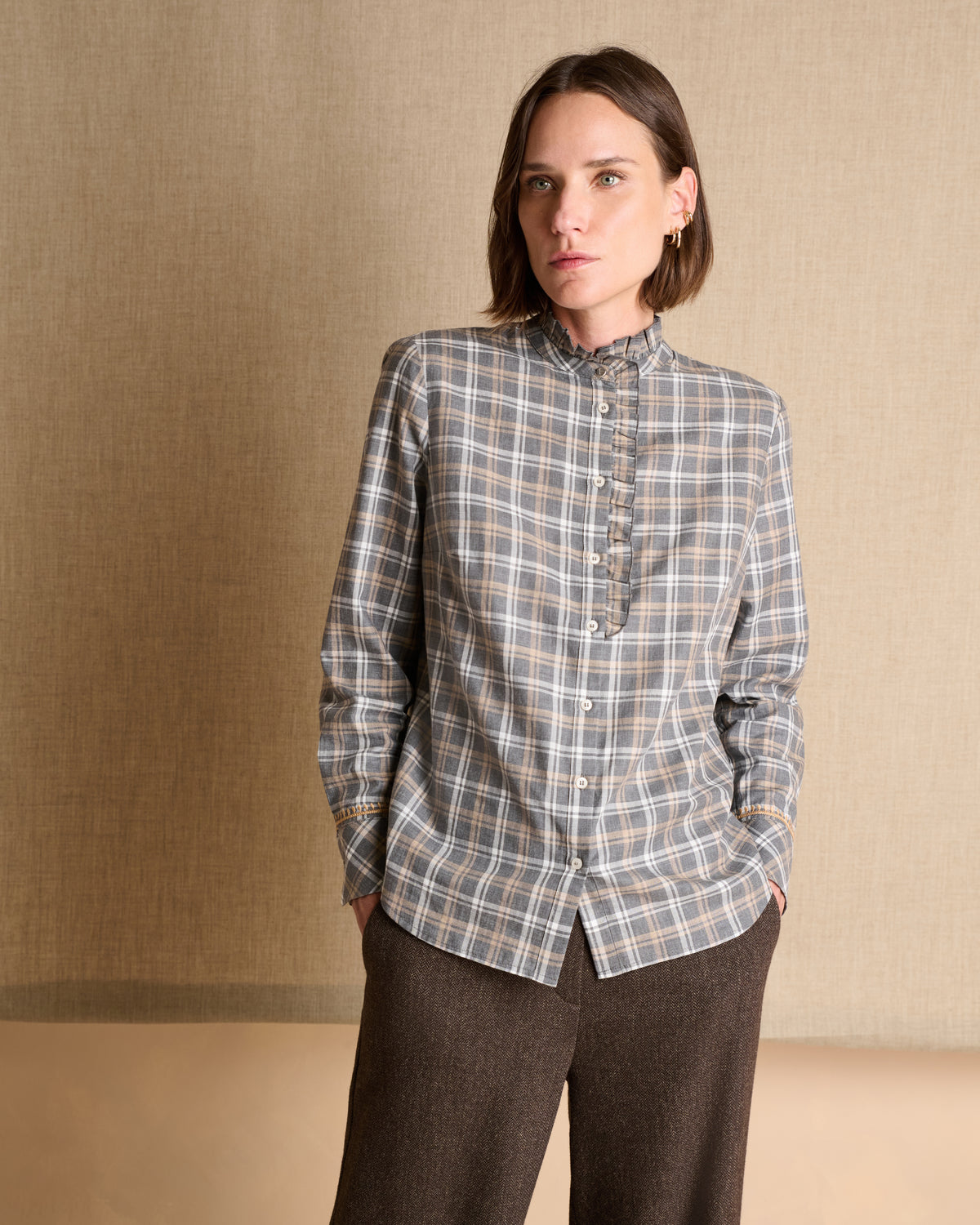 Chemise grise à carreaux volant à l'encolure 100% coton
