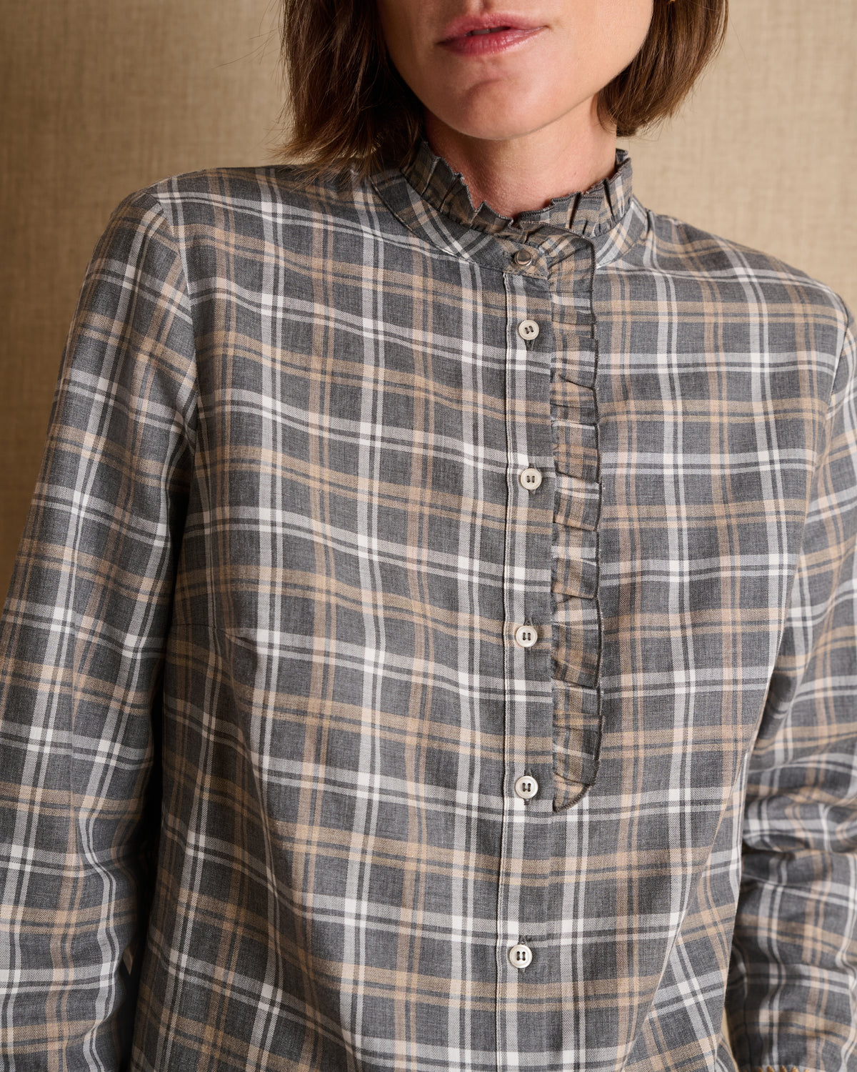 Chemise grise à carreaux volant à l'encolure 100% coton