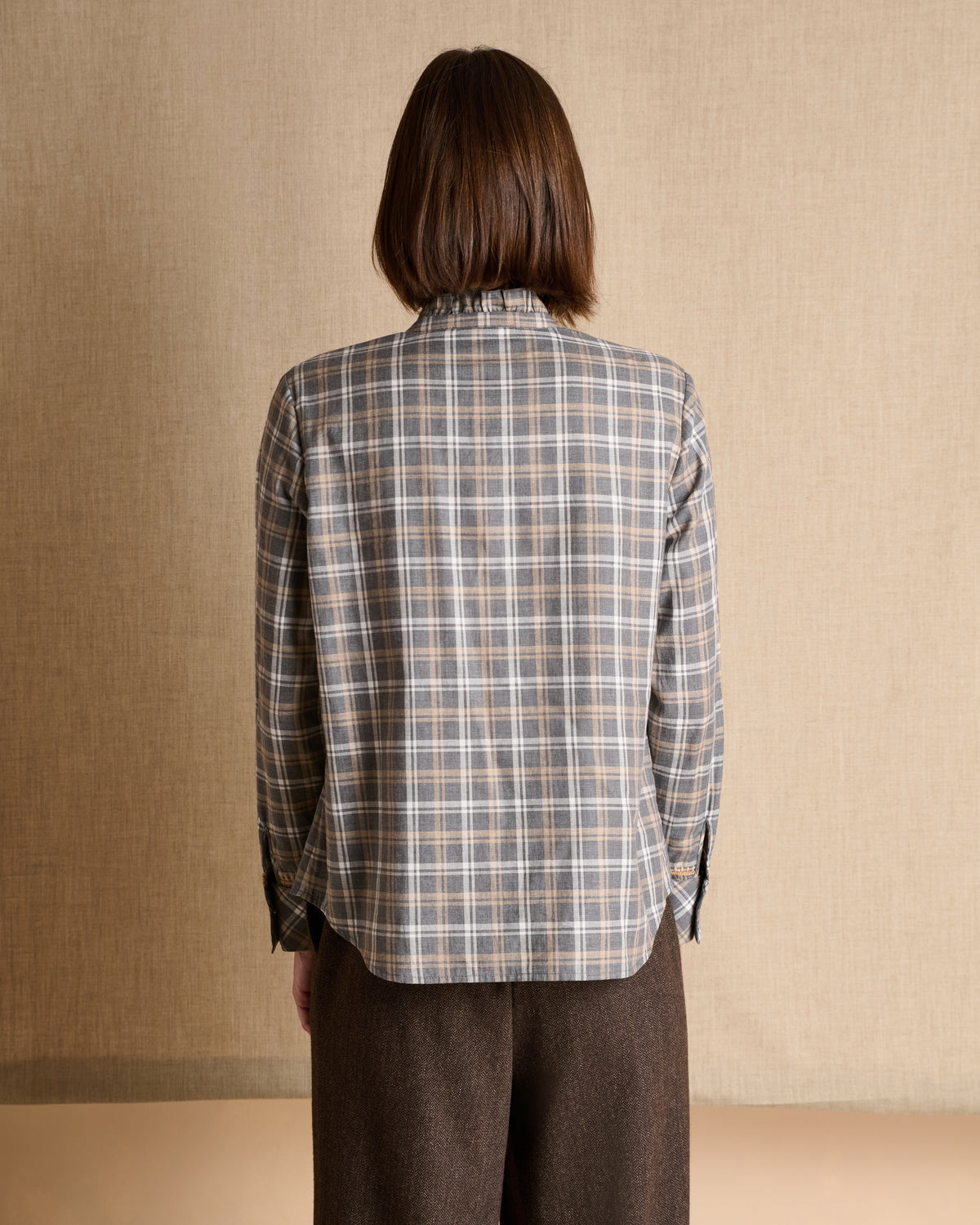 Chemise grise à carreaux volant à l'encolure 100% coton