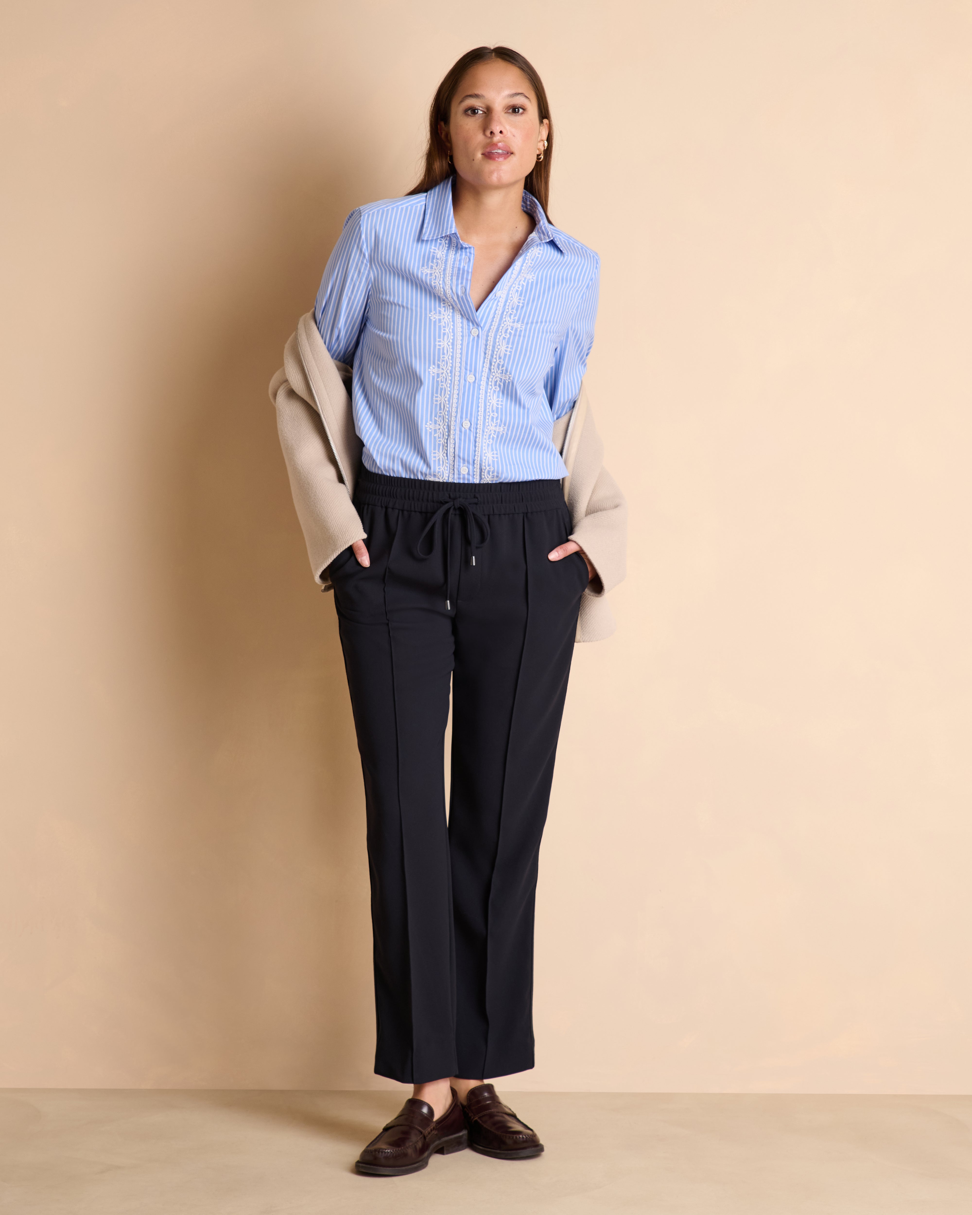 Chemise bleue à rayures blanches brodée en popeline de coton stretch