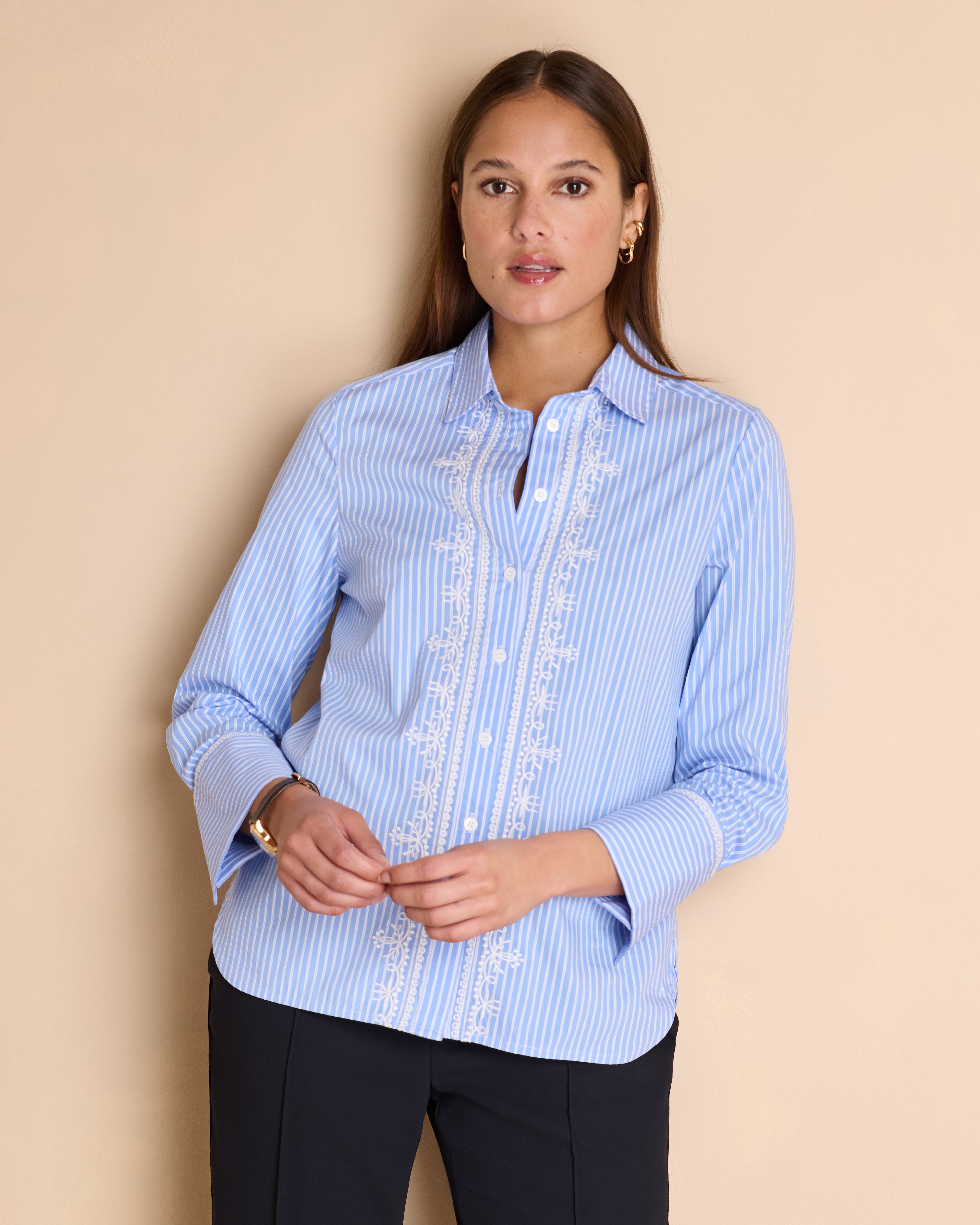 Chemise bleue à rayures blanches brodée en popeline de coton stretch