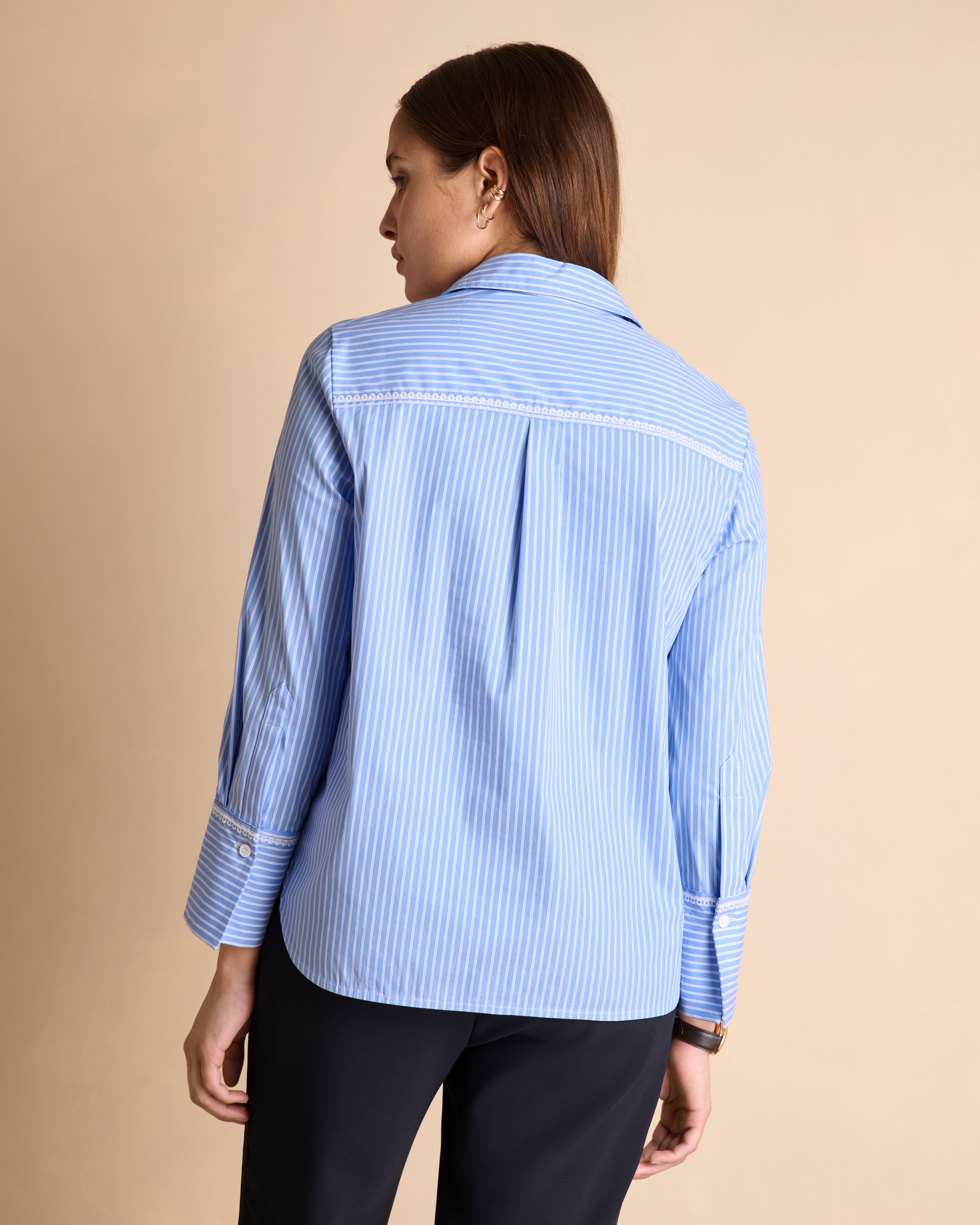 Chemise bleue à rayures blanches brodée en popeline de coton stretch