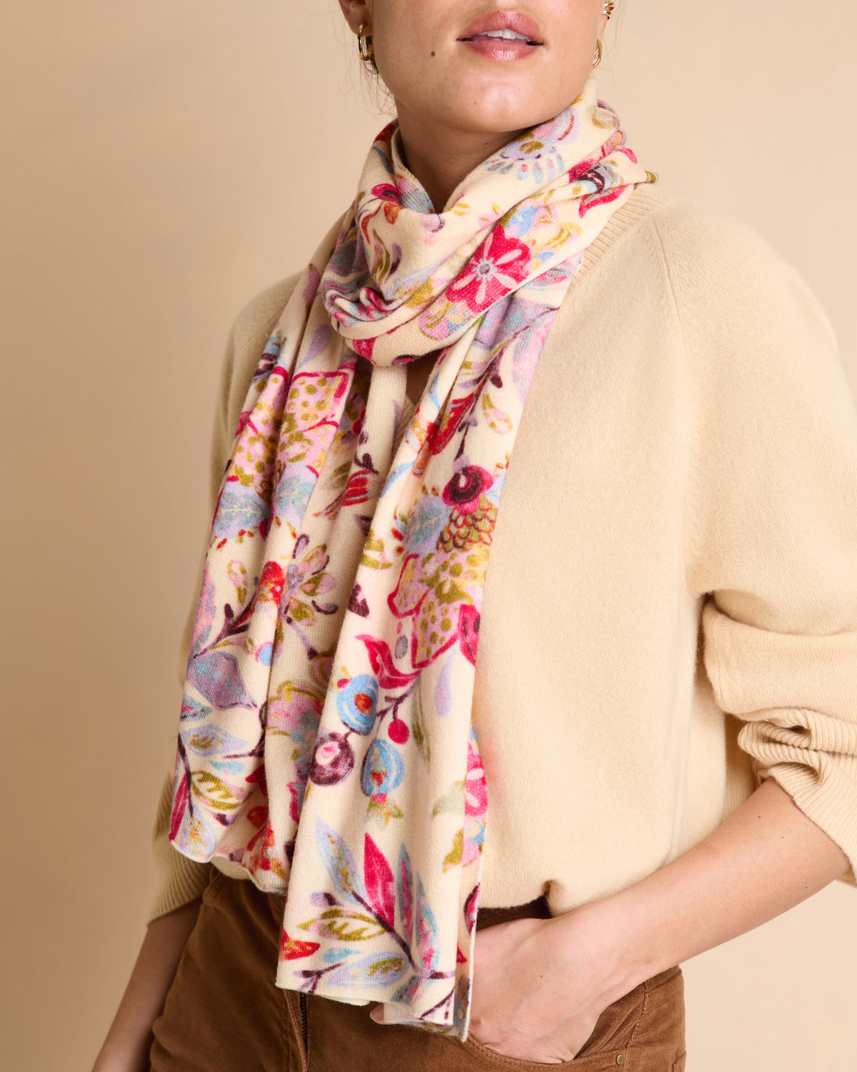 Echarpe beige imprimée fleurs colorées en laine et cachemire