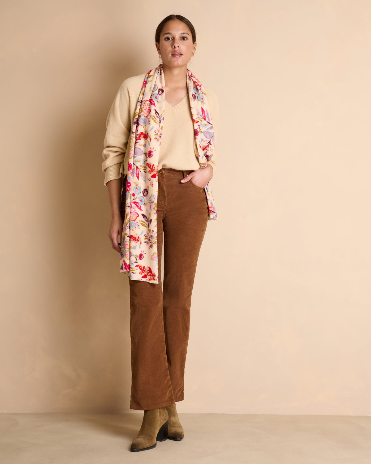 Echarpe beige imprimée fleurs colorées en laine et cachemire