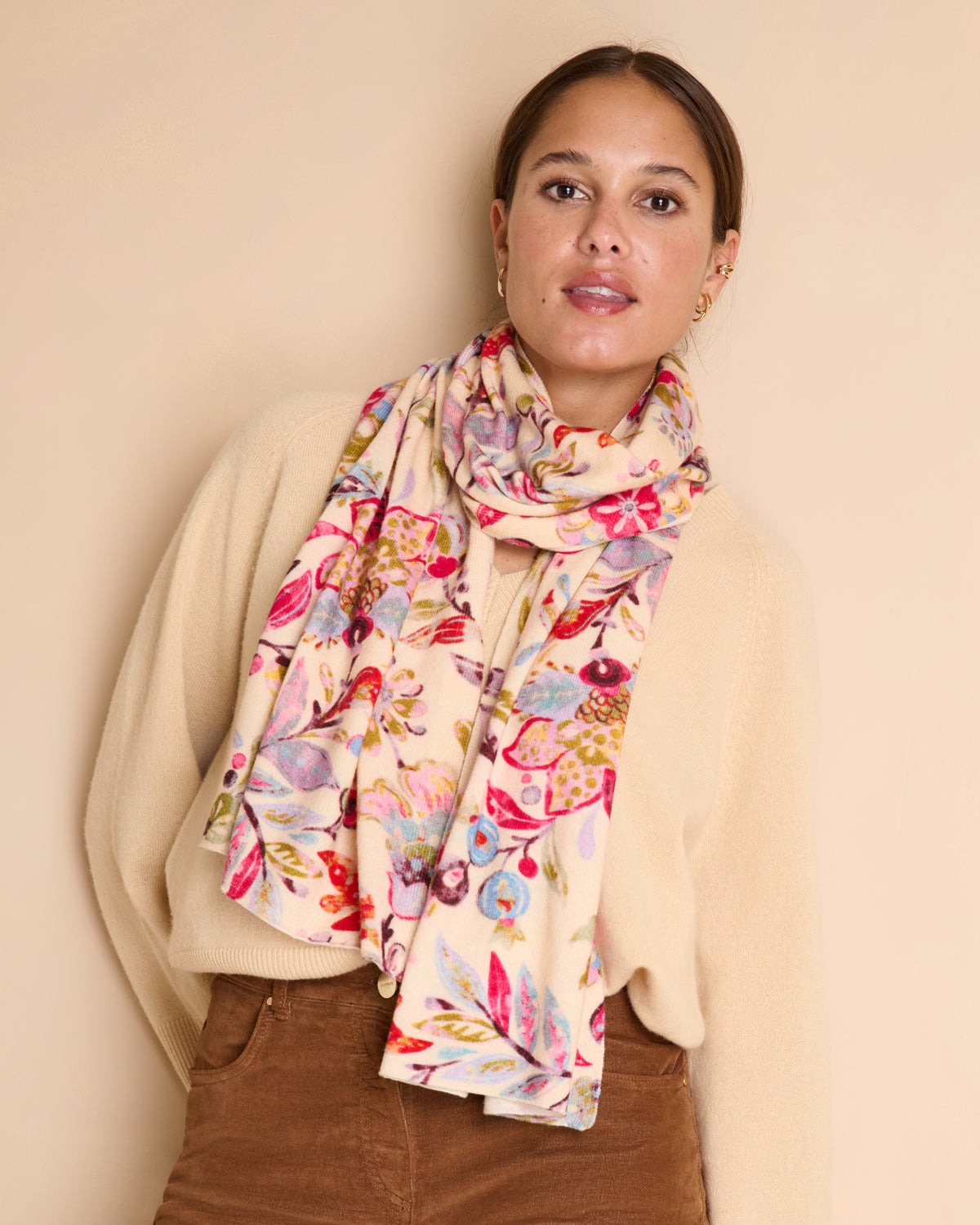 Echarpe beige imprimée fleurs colorées en laine et cachemire