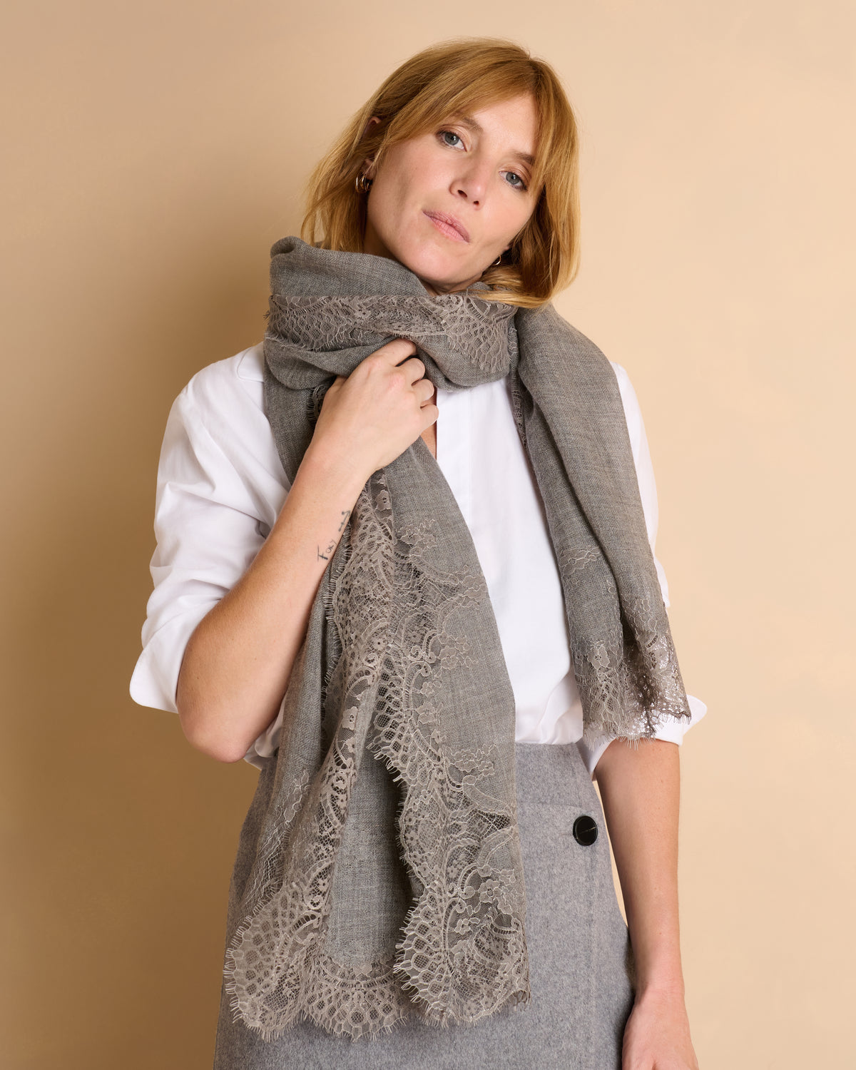 Bufanda beige con detalle de encaje EDENTELLE/14203/022