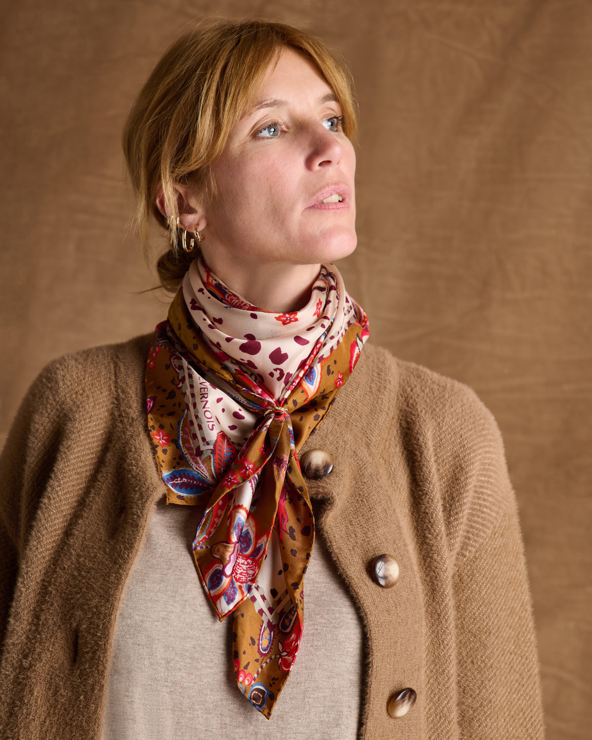 Carré beige imprimé fleurs et oiseaux colorés 100% soie
