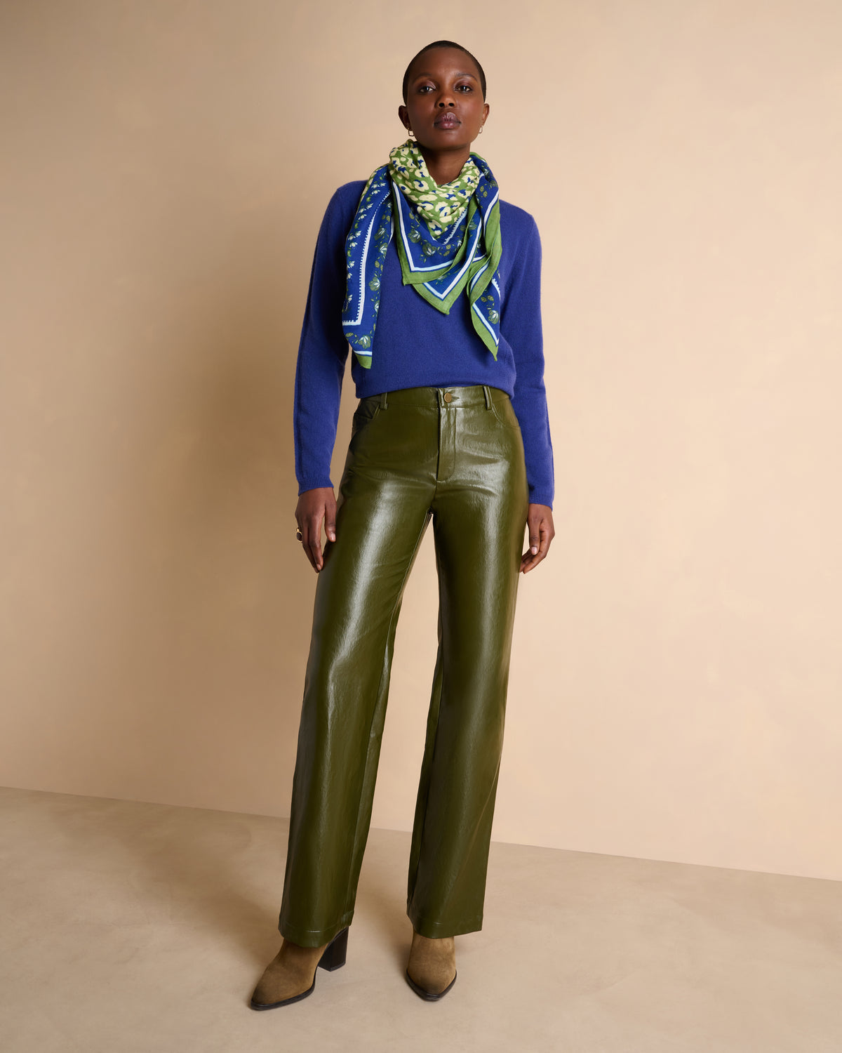 Carré bleu marine et kaki imprimé léopard en coton et viscose
