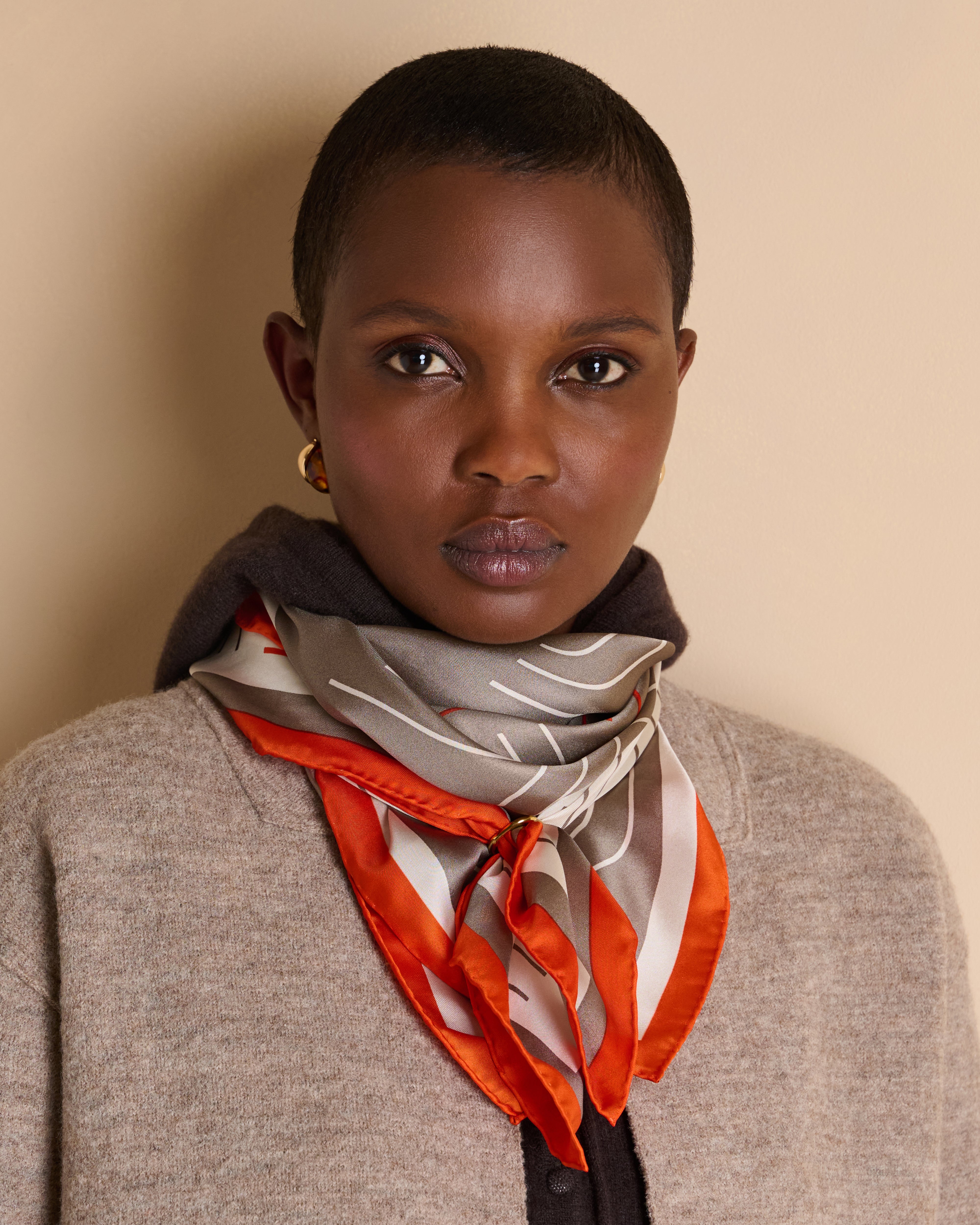 Carré imprimé beige et orange en twill de soie