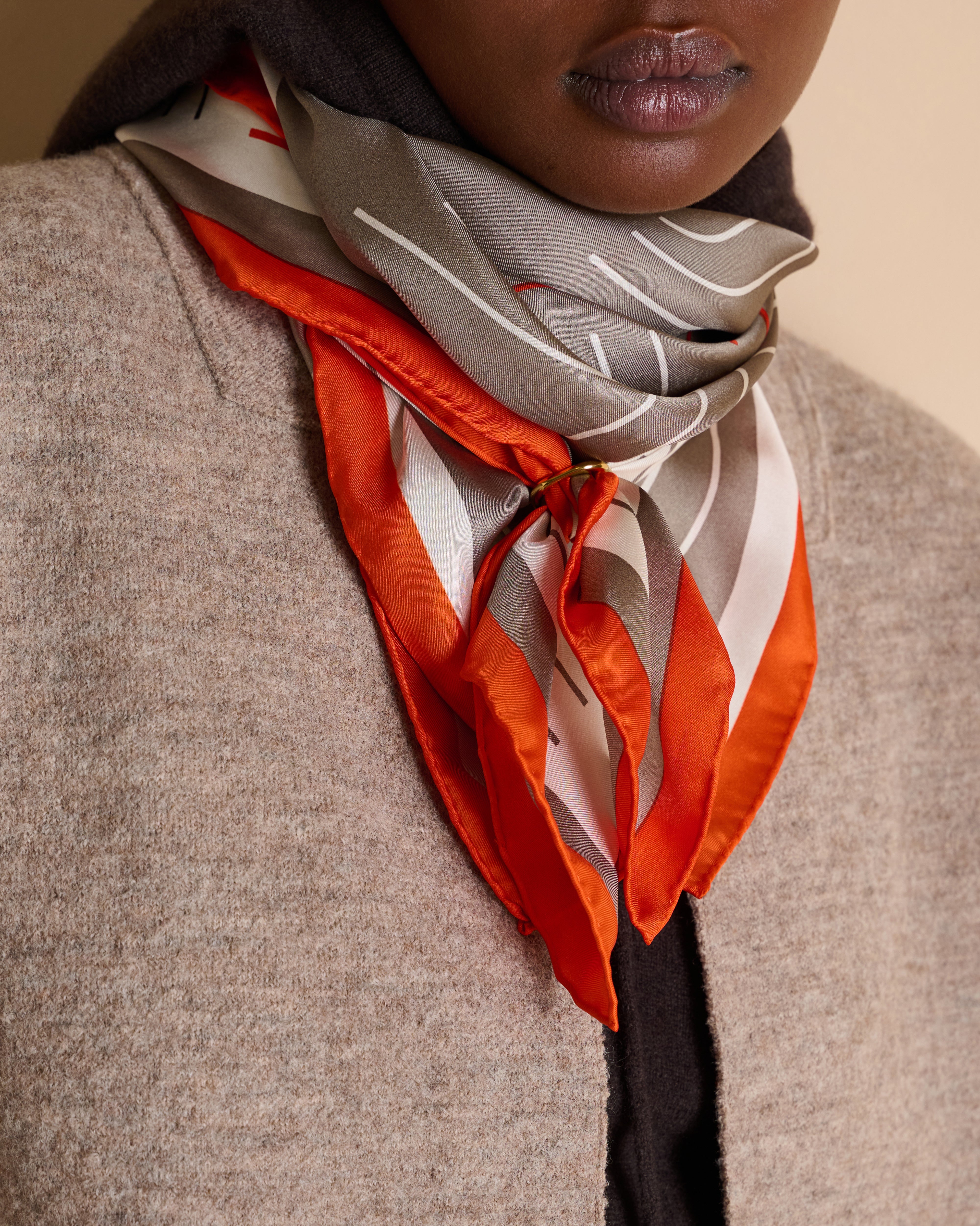 Carré imprimé beige et orange en twill de soie