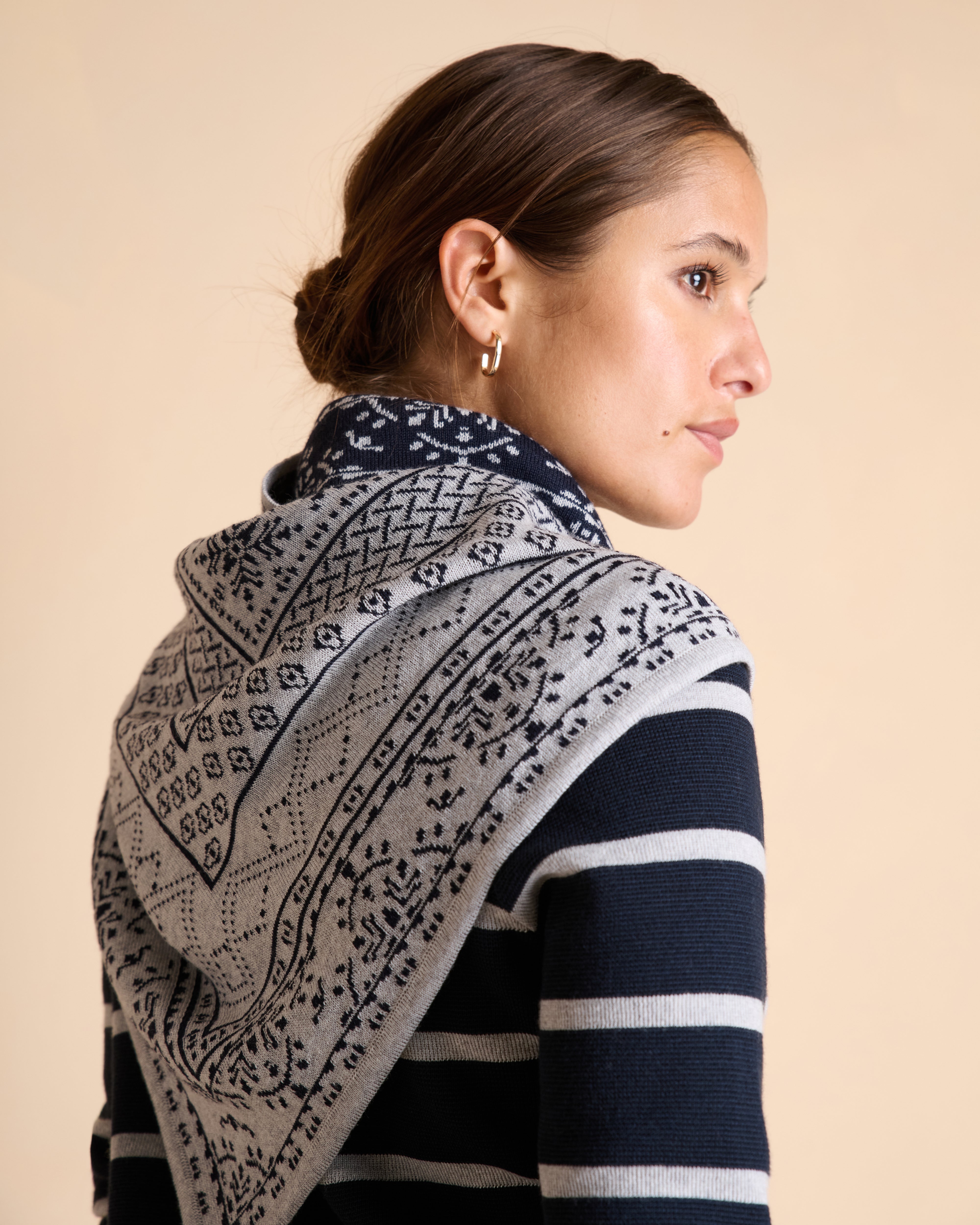 Pañuelo triangular gris estampado EMPRISE1927-BIS/14193/911