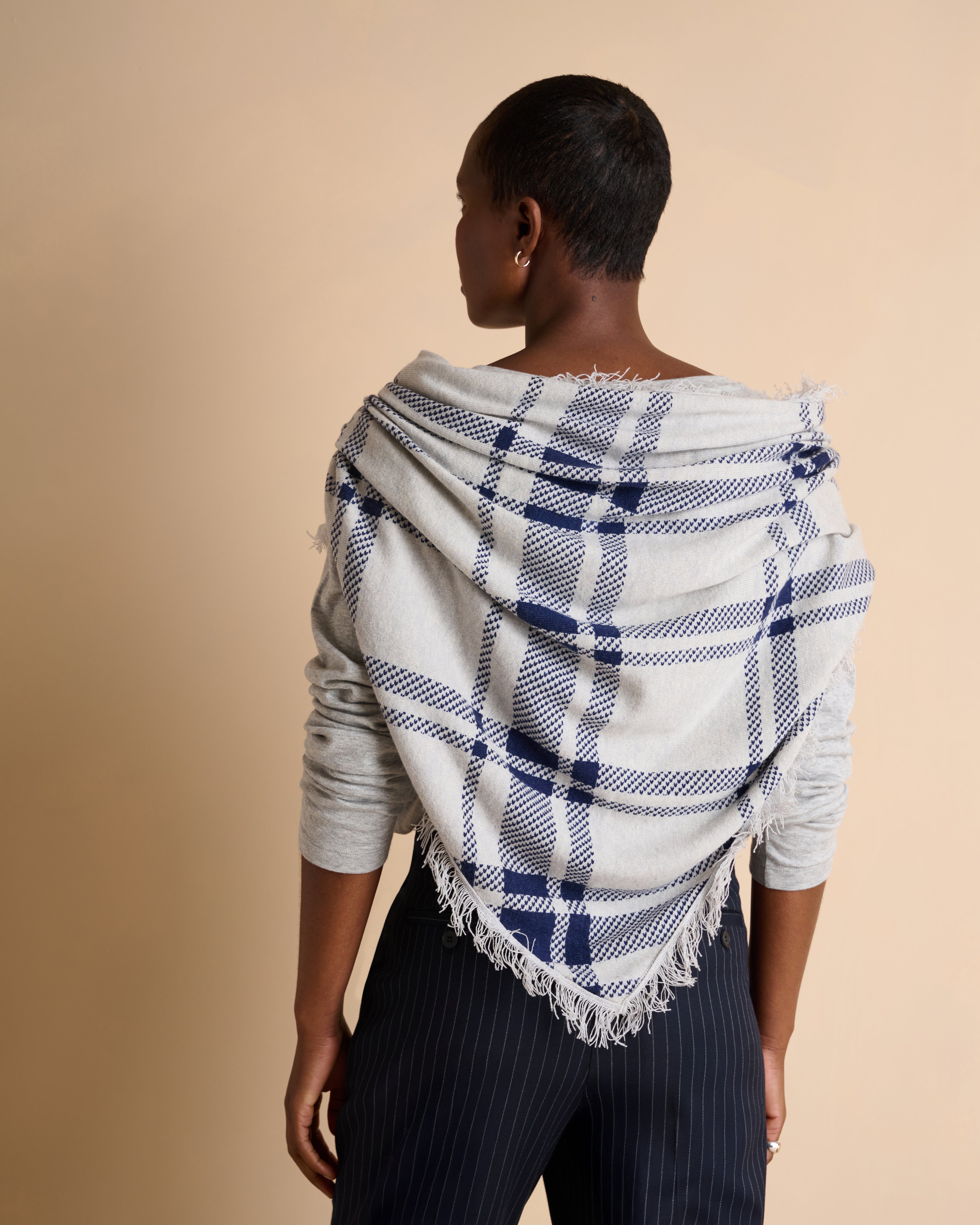 Echarpe imprimée bleu marine format triangulaire en laine et cachemire