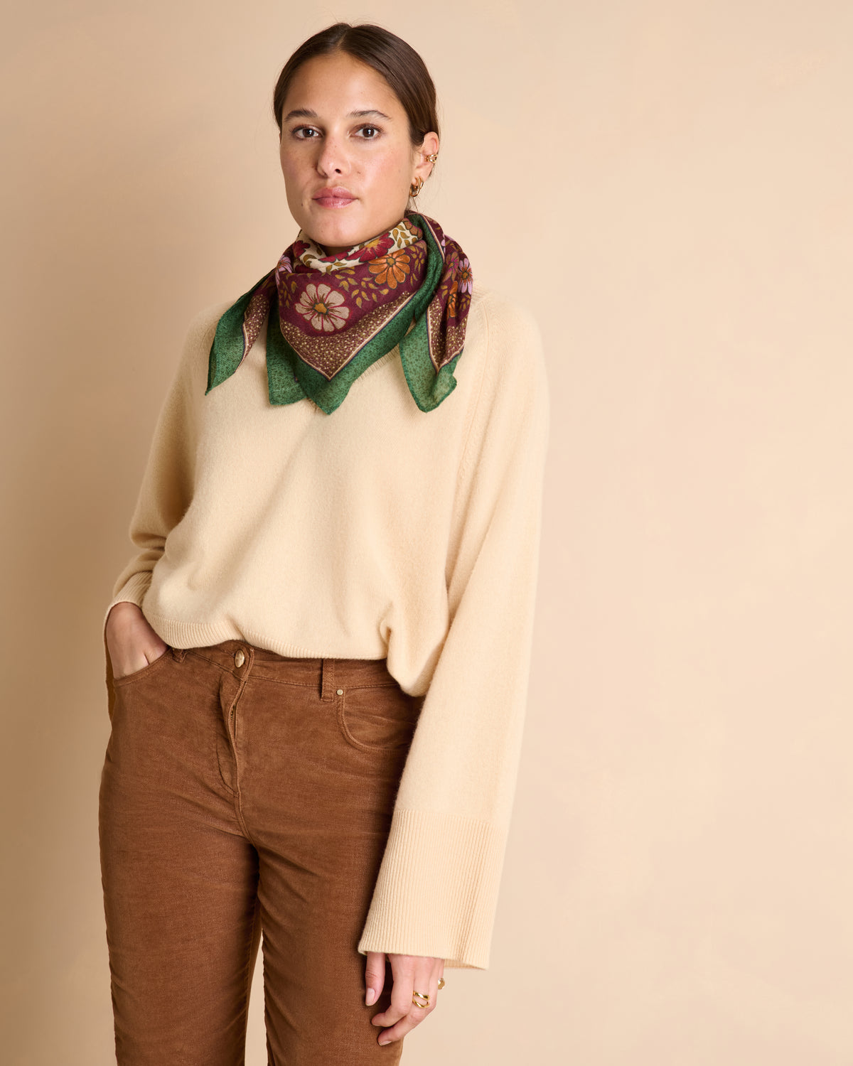 Pañuelo cuadrado verde con estampado de flores y caballos EQUITATION/14234/610