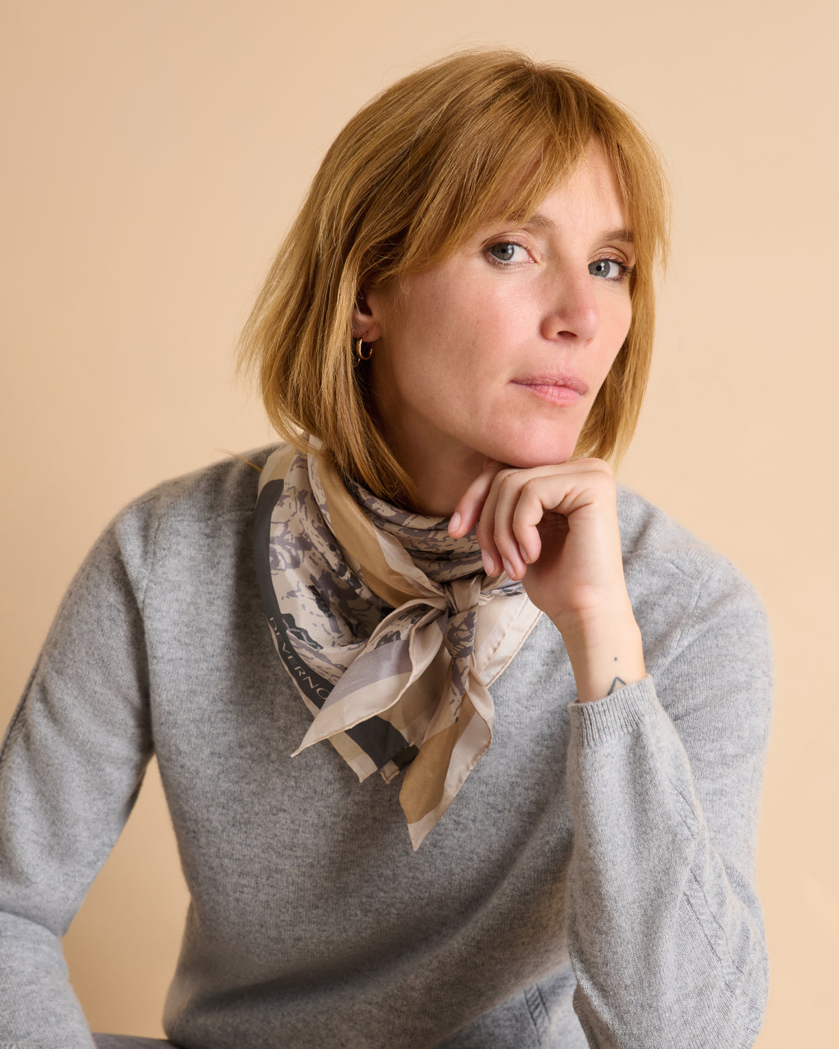 Carré gris imprimé ESCAPADE14 en twill de soie