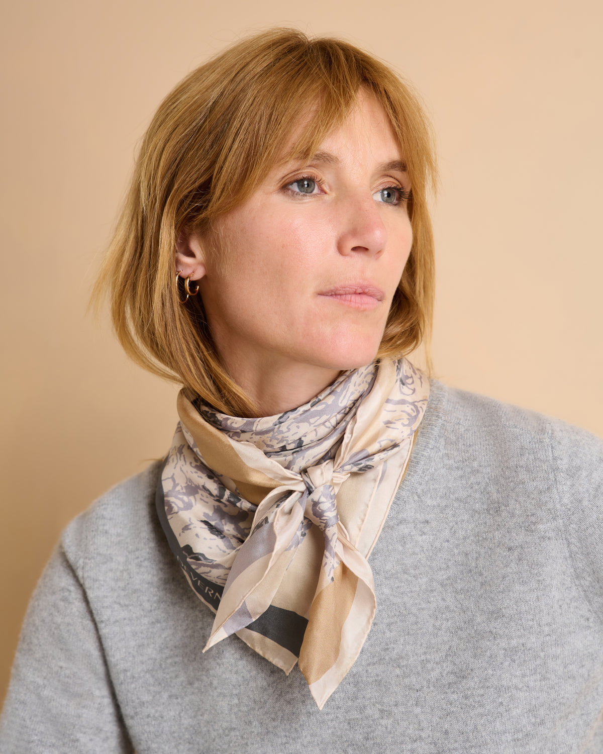 Carré gris imprimé ESCAPADE14 en twill de soie