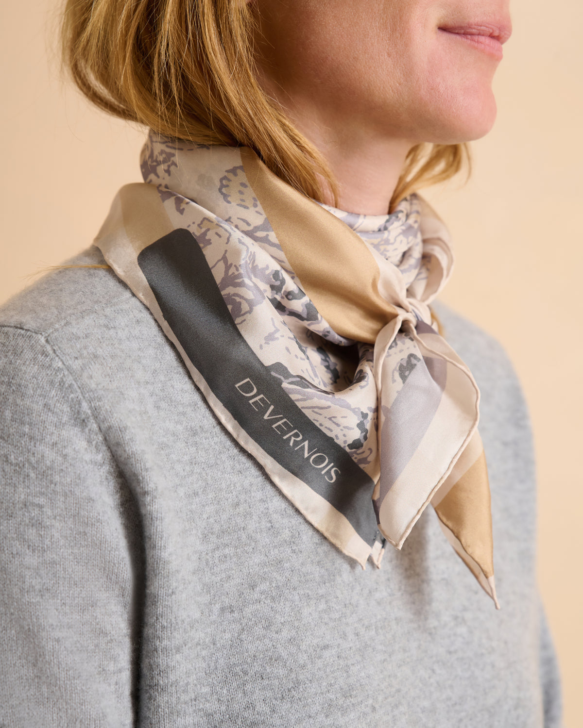 Carré gris imprimé ESCAPADE14 en twill de soie
