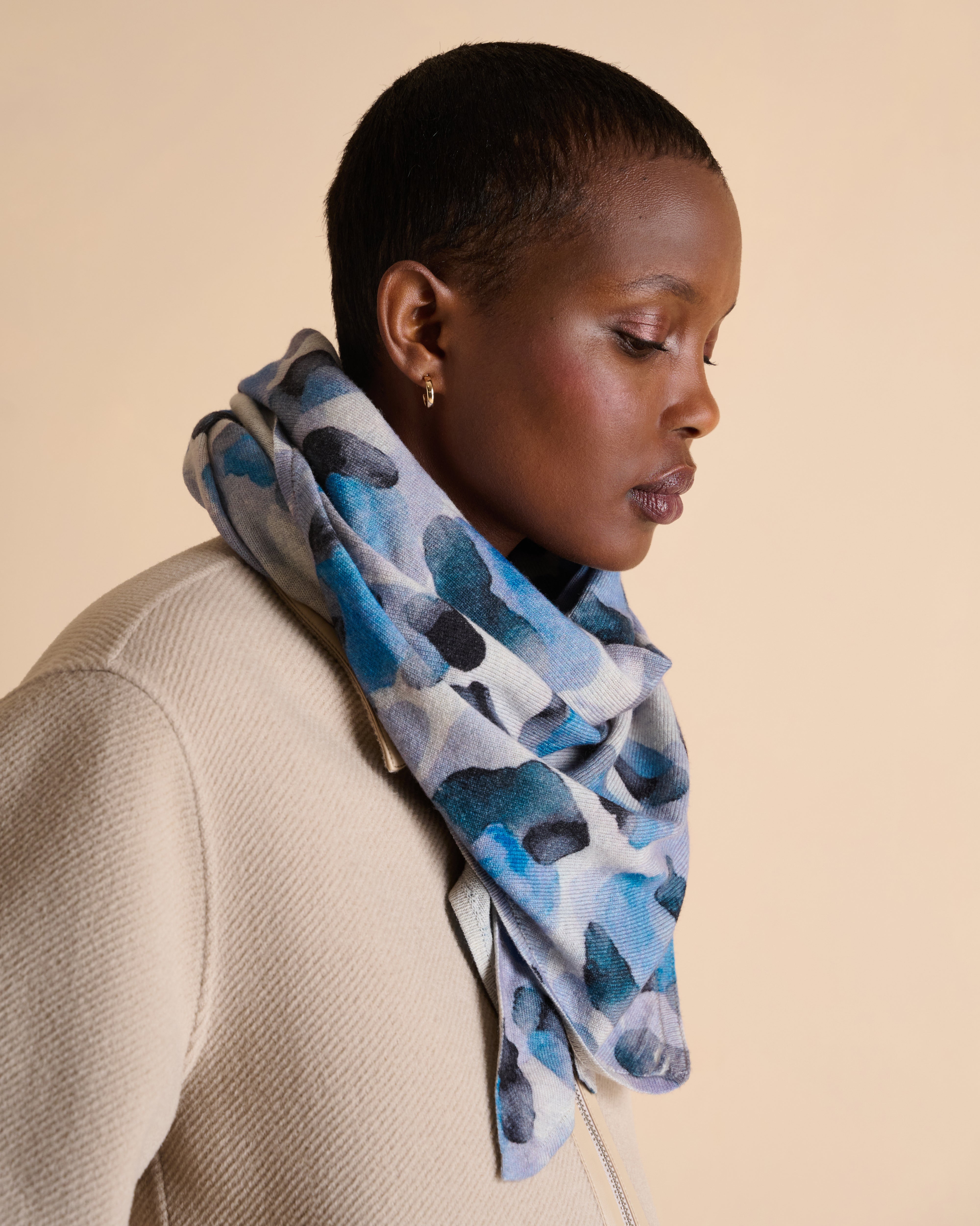 Echarpe bleue imprimée forme triangulaire en laine et cachemire