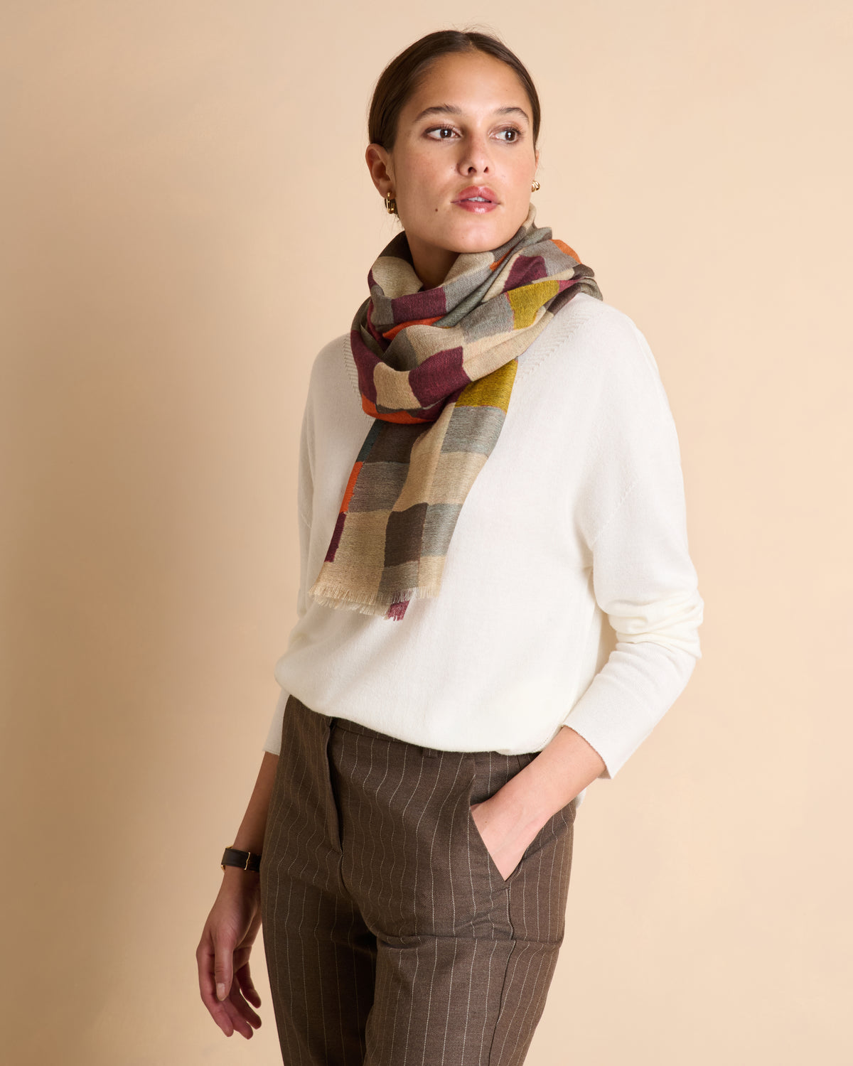 Echarpe beige imprimée damiers frangée en laine et soie